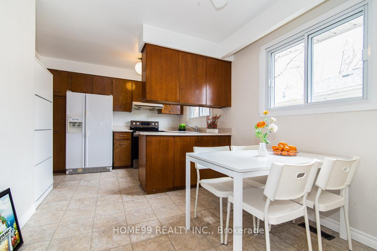 Photo 12 of Unit upper, 137 Pineway Boulevard, North York, Bayview Woods-Steeles — HOMEH