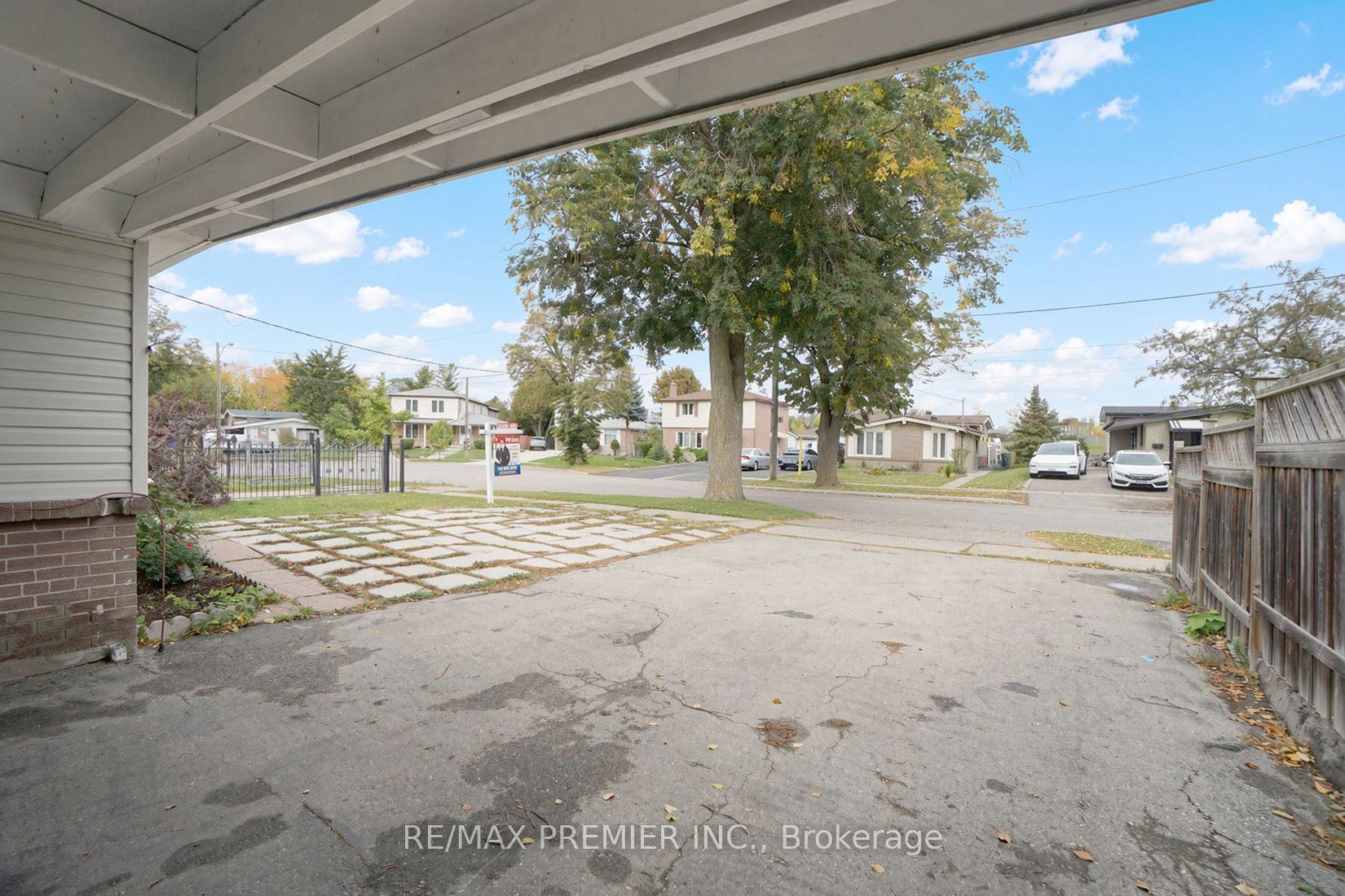 Photo 12 of 7 Artech Court, North York, Black Creek — HOMEH