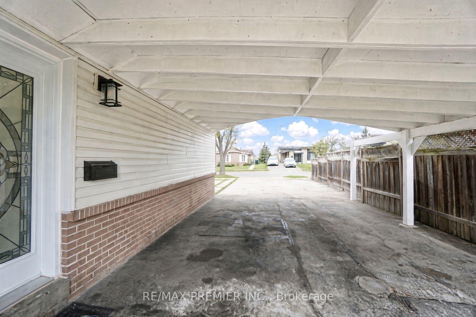 Photo 13 of 7 Artech Court, North York, Black Creek — HOMEH