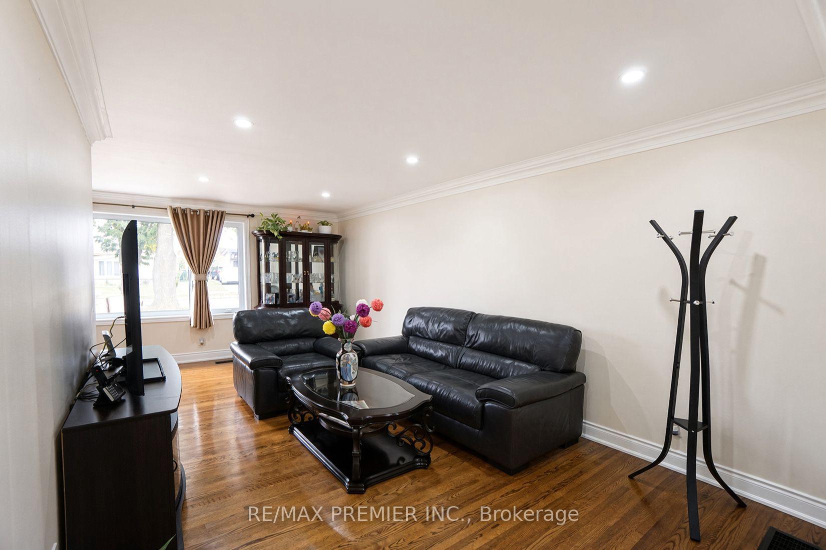 Photo 16 of 7 Artech Court, North York, Black Creek — HOMEH
