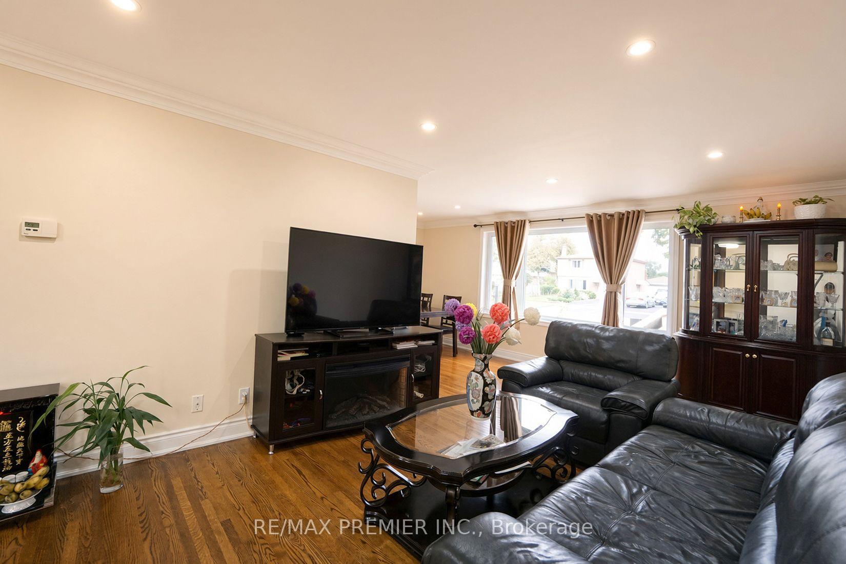 Photo 17 of 7 Artech Court, North York, Black Creek — HOMEH