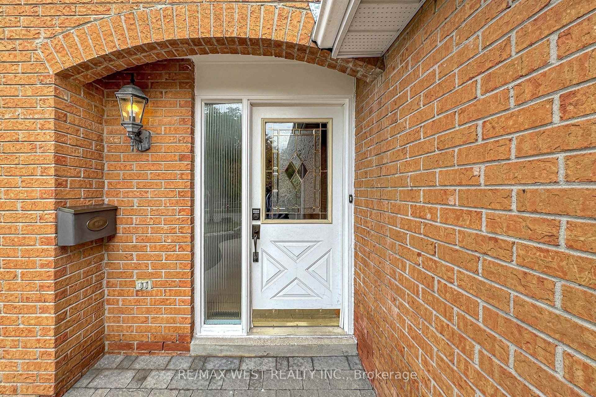 Photo 3 of 13 Mansfield Street, Brampton, Central Park — HOMEH