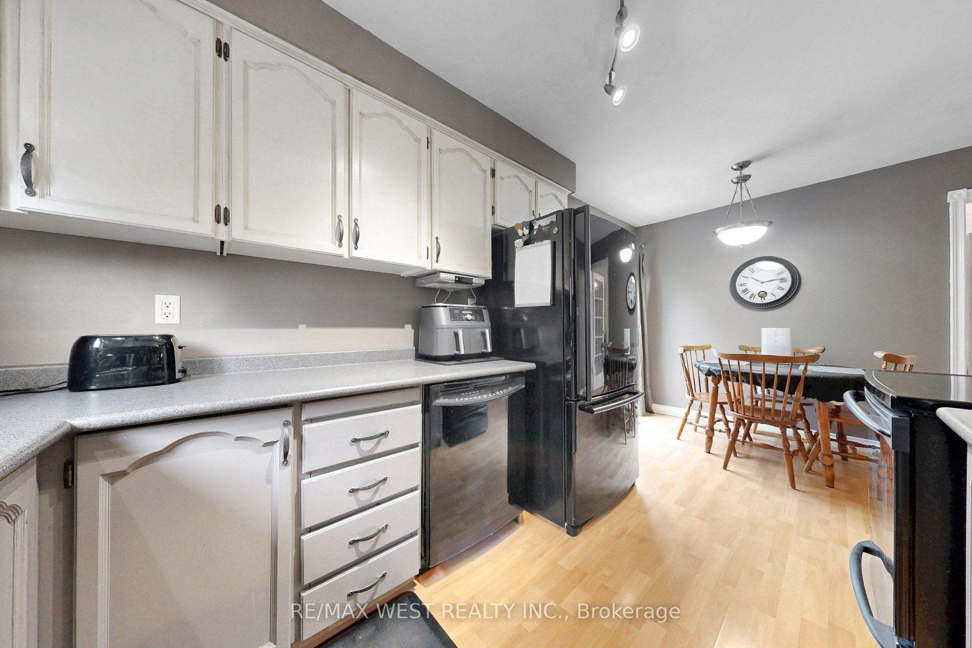Photo 11 of 13 Mansfield Street, Brampton, Central Park — HOMEH