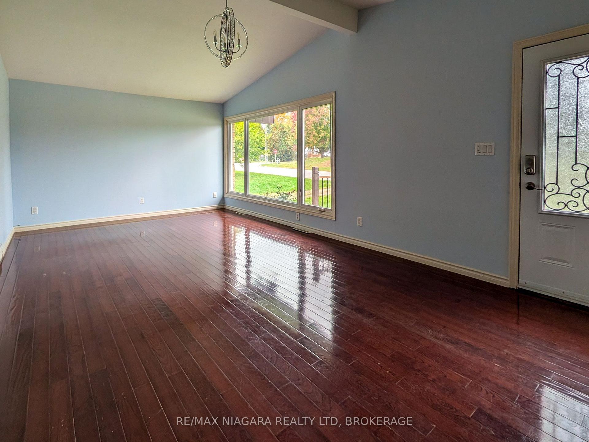 Photo 4 of 6122 Mayfair Drive, Niagara Falls, Church's Lane — HOMEH