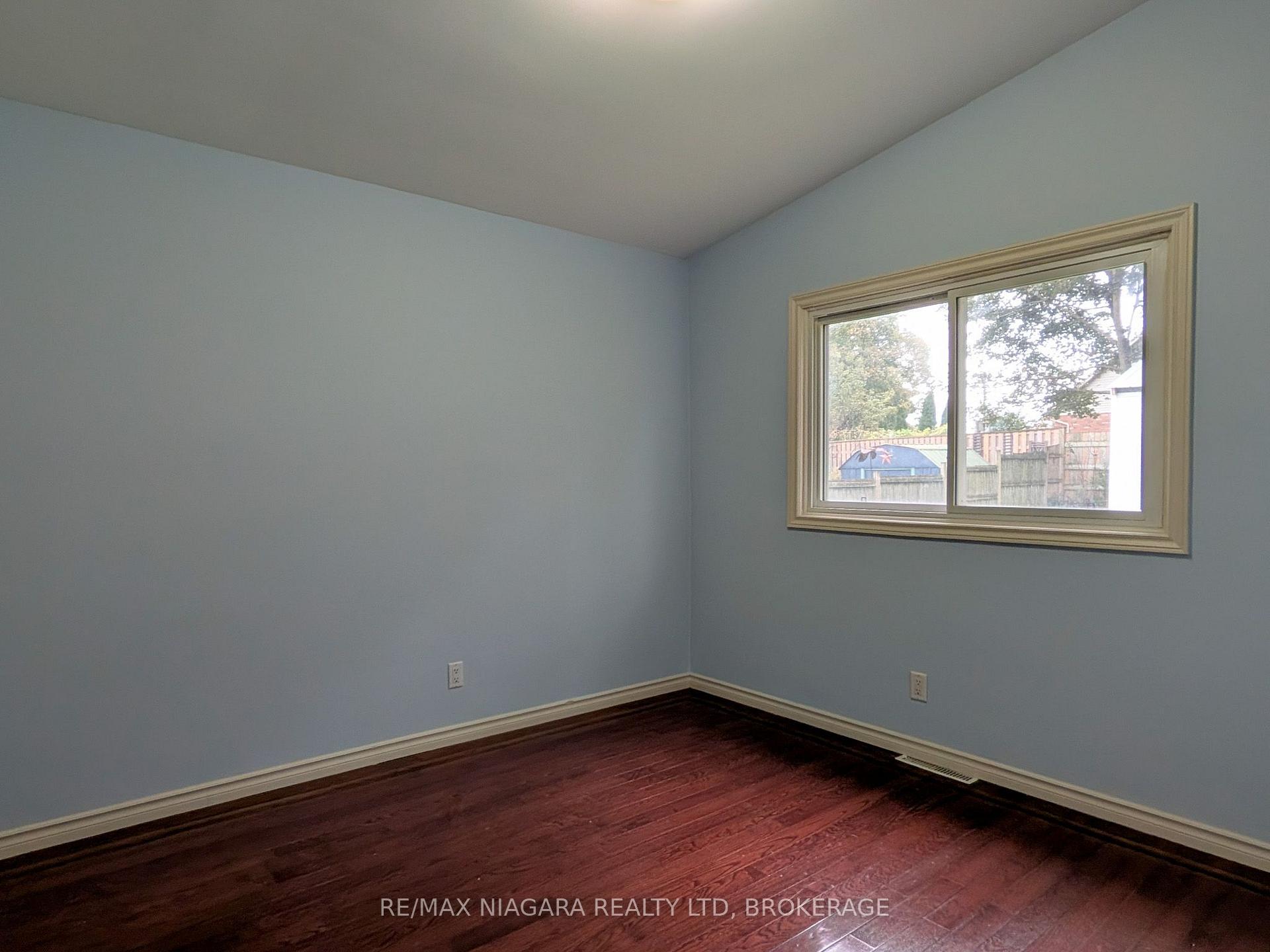 Photo 12 of 6122 Mayfair Drive, Niagara Falls, Church's Lane — HOMEH
