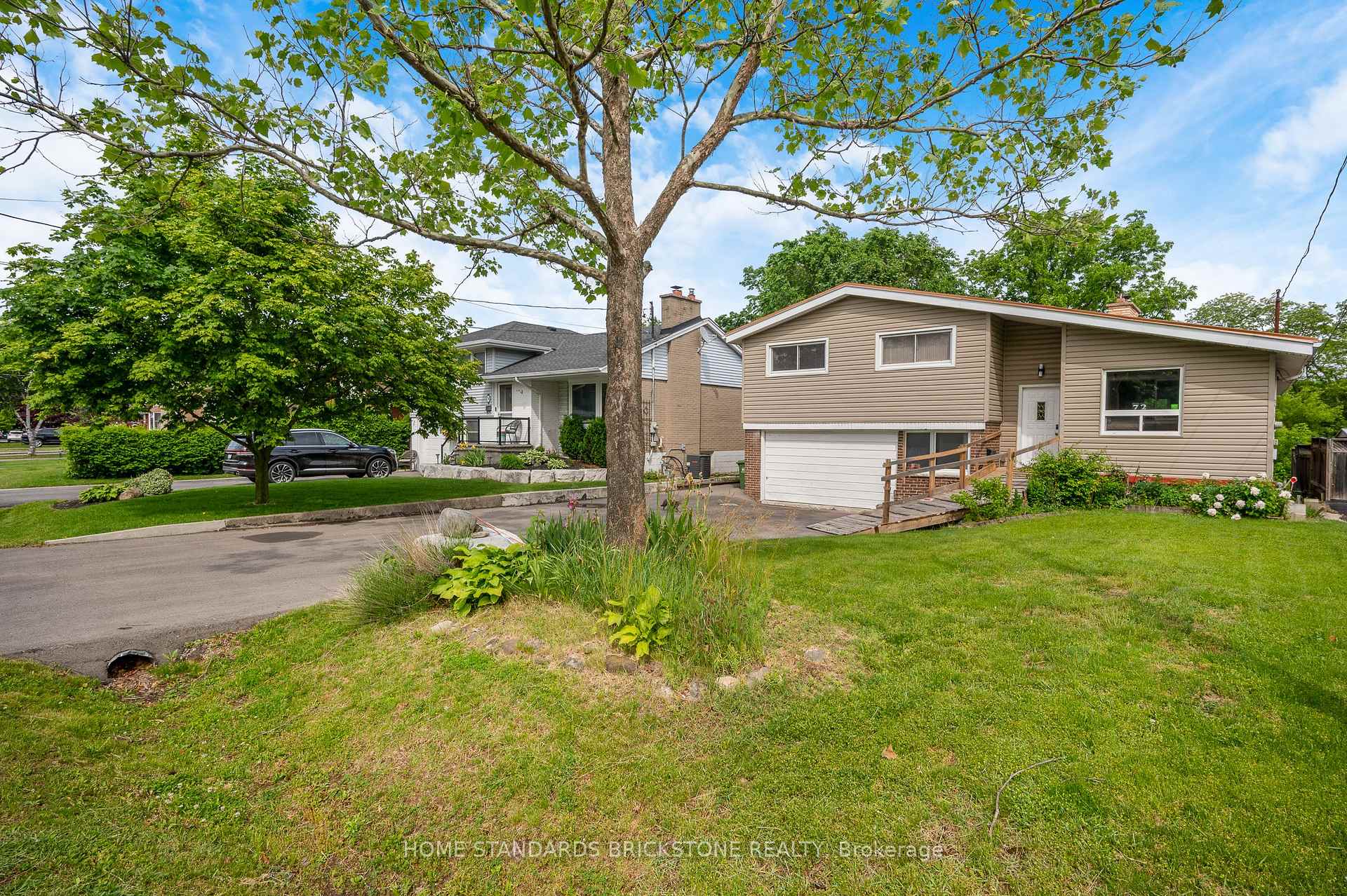 Photo 2 of 72 Mountain Avenue N, Hamilton, Stoney Creek — HOMEH