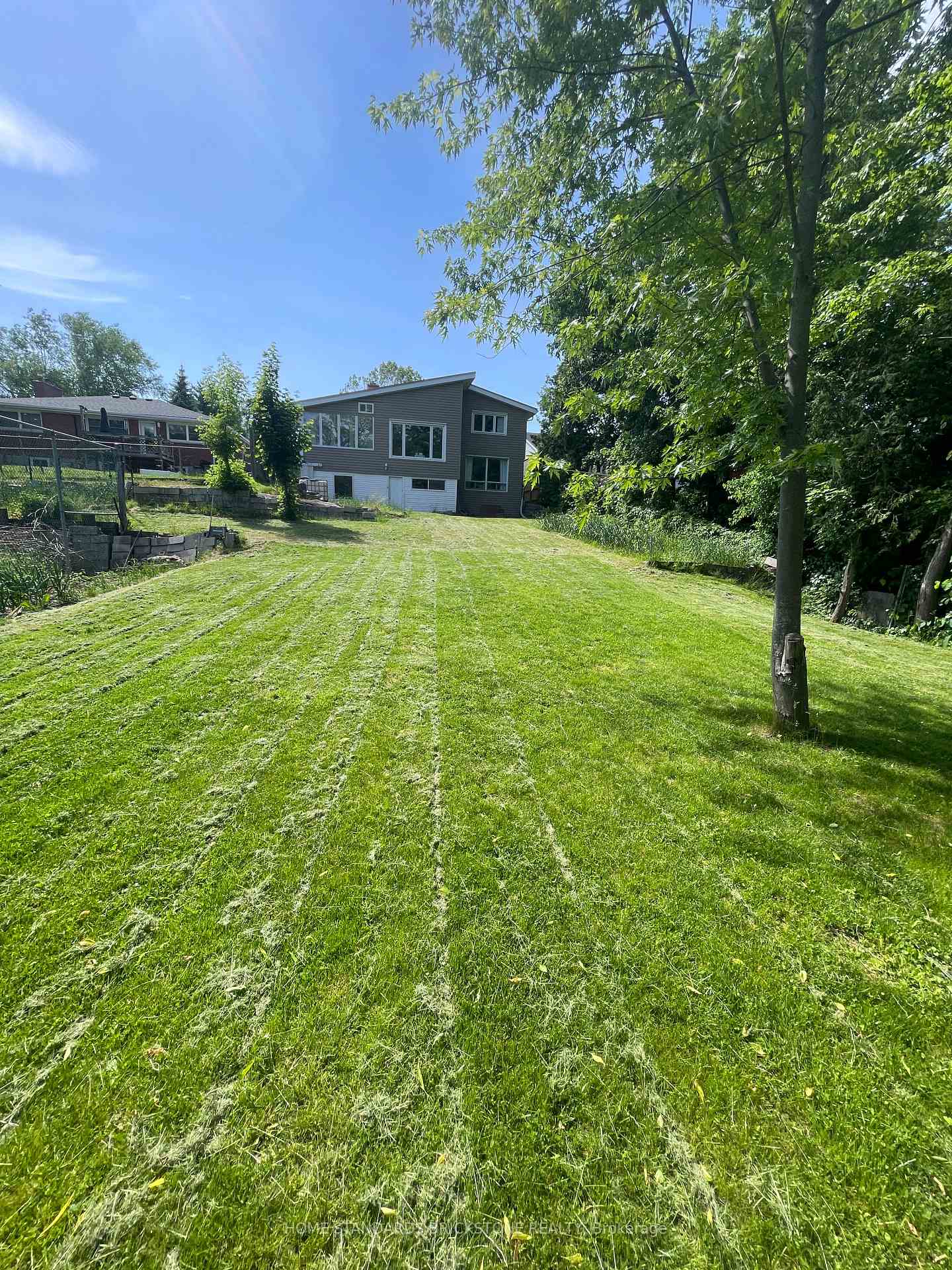 Photo 3 of 72 Mountain Avenue N, Hamilton, Stoney Creek — HOMEH