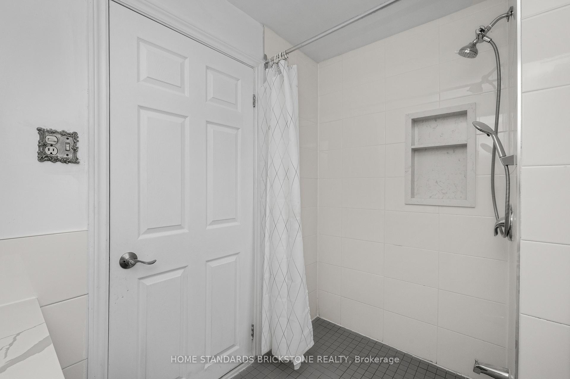 Photo 24 of 72 Mountain Avenue N, Hamilton, Stoney Creek — HOMEH