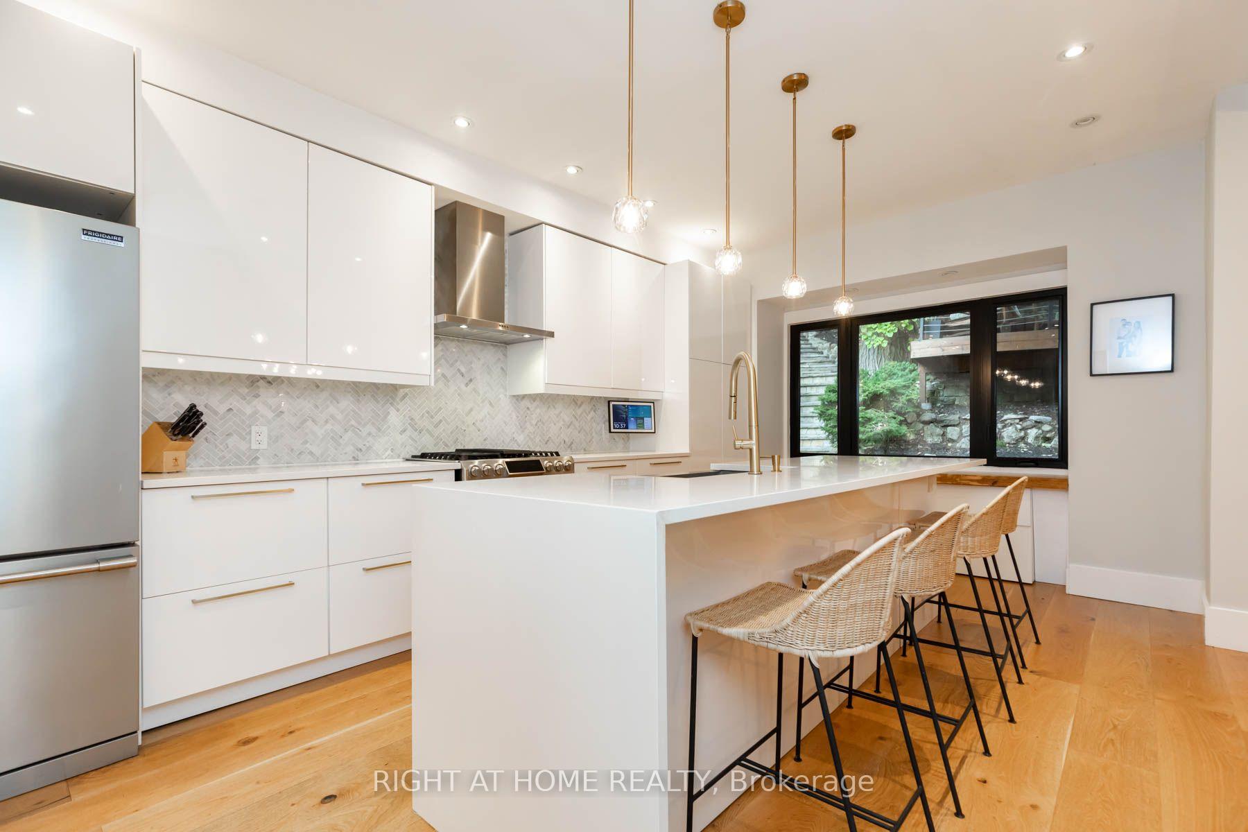 Photo 9 of 16 Pine Crescent, Toronto, The Beaches — HOMEH