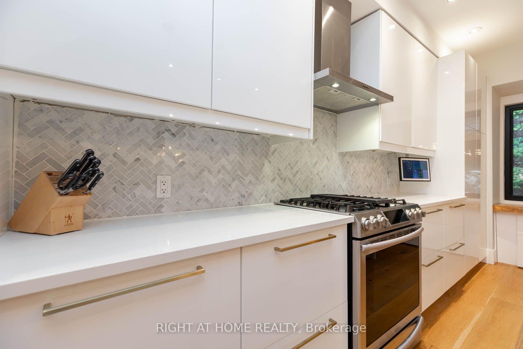 Photo 11 of 16 Pine Crescent, Toronto, The Beaches — HOMEH