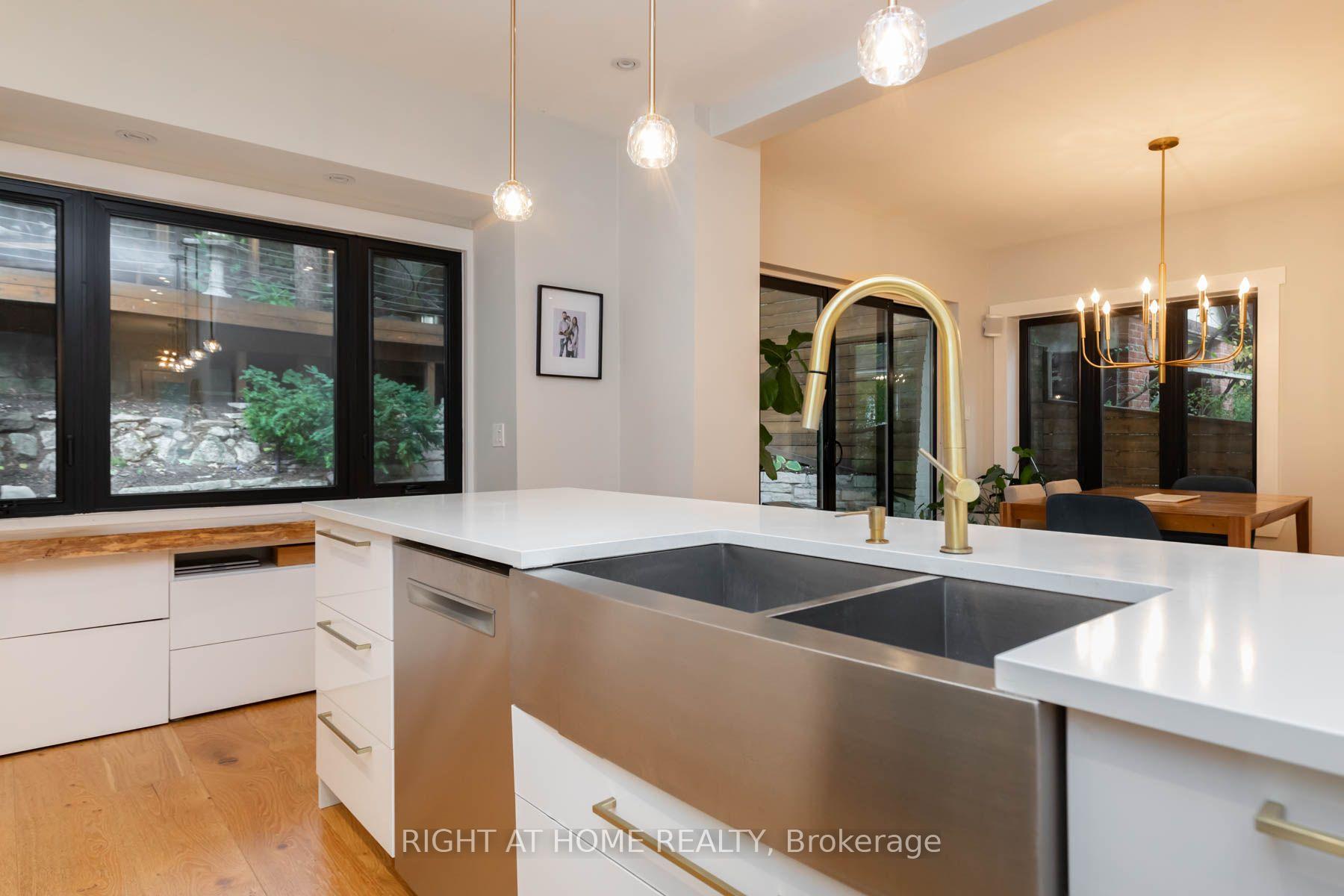 Photo 12 of 16 Pine Crescent, Toronto, The Beaches — HOMEH