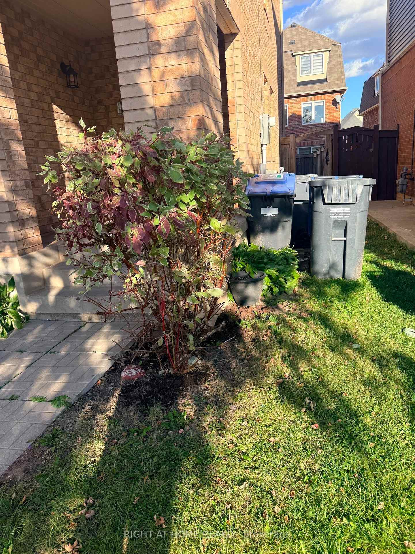 Photo 3 of 13 Lanternlight Lane, Brampton, Northwest Brampton — HOMEH