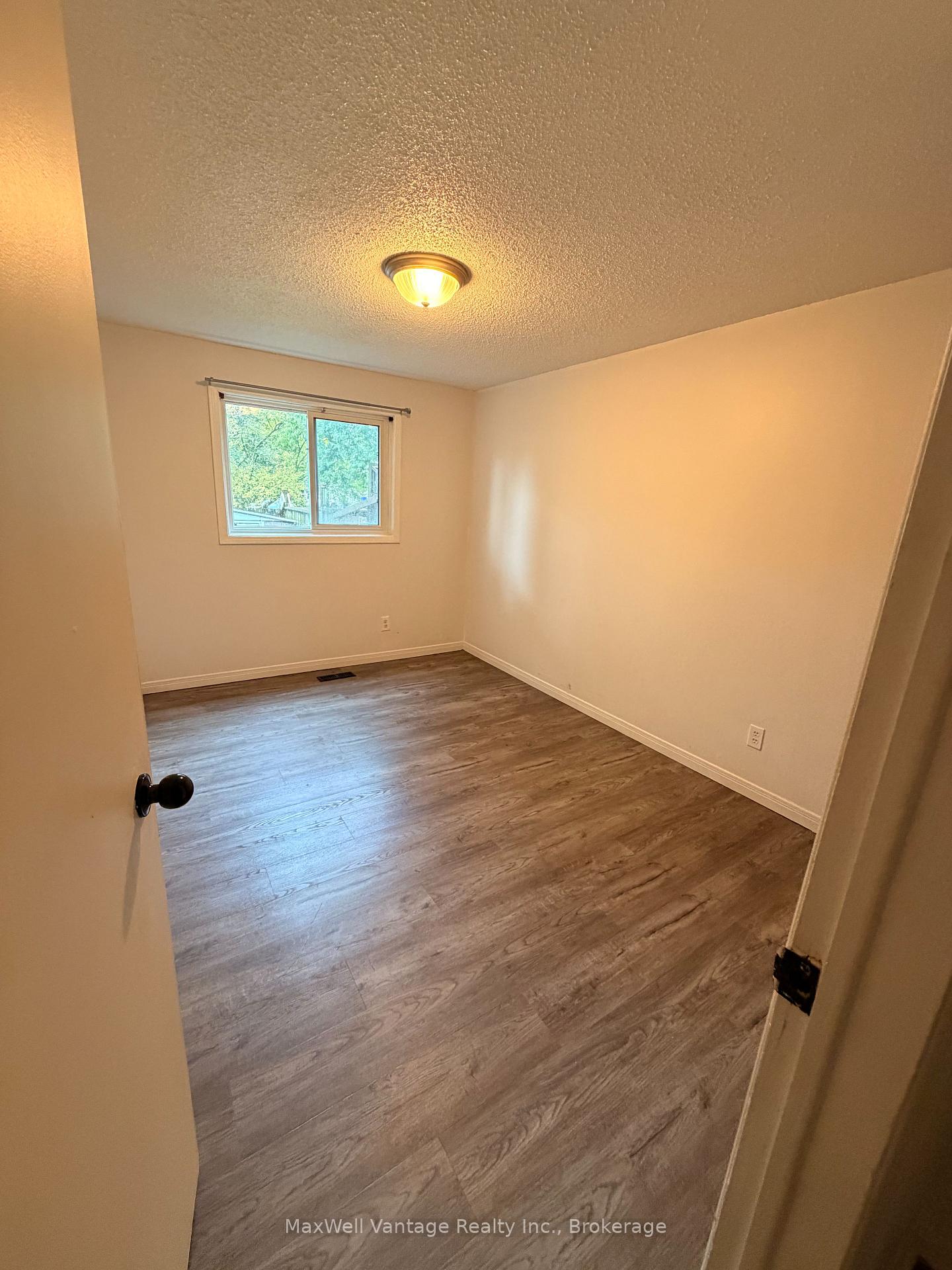 Photo 5 of 283 Vine Street, St. Catharines, Fairview — HOMEH