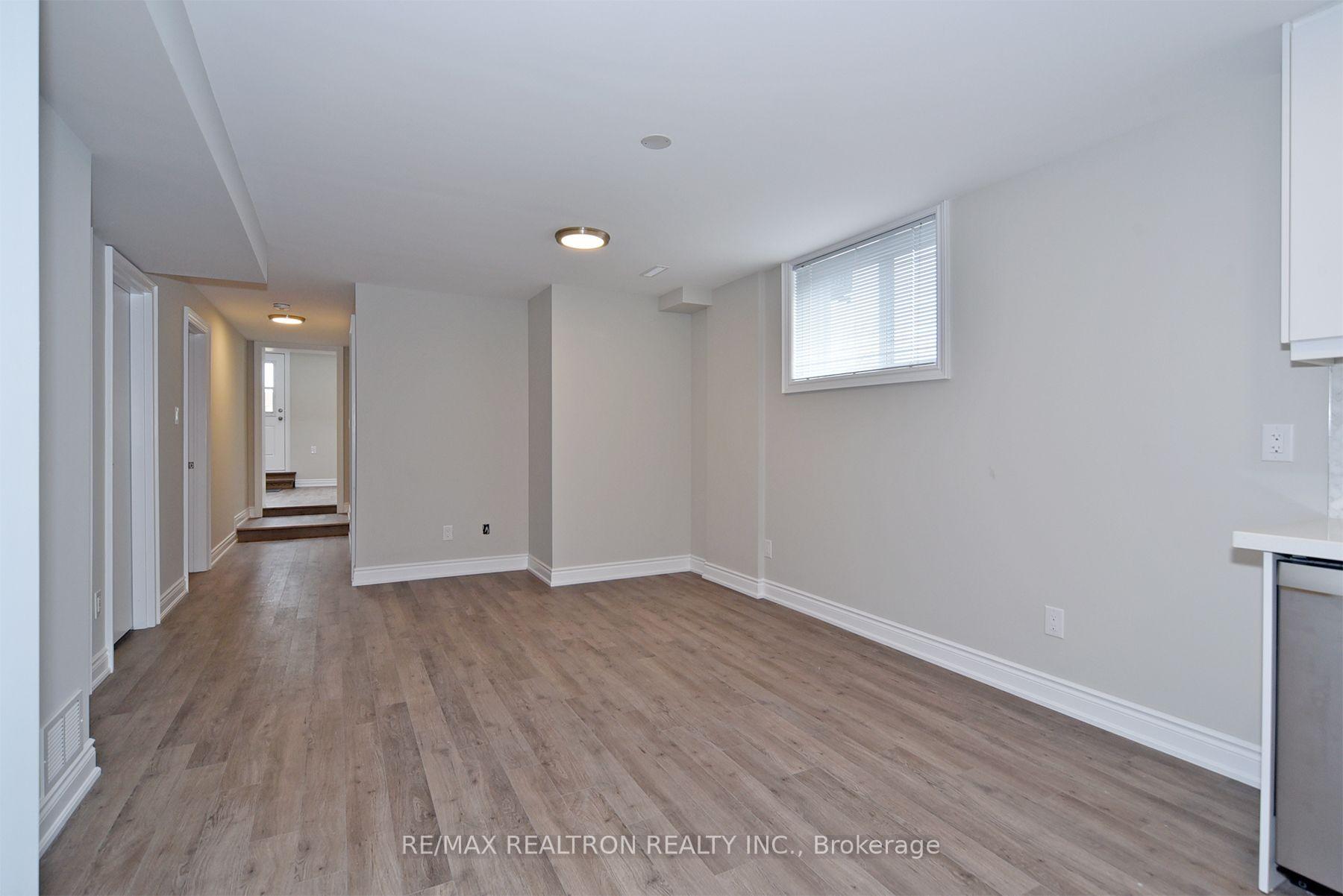 Photo 10 of Unit Ground, 1 Enid Crescent, North York, Yorkdale-Glen Park — HOMEH