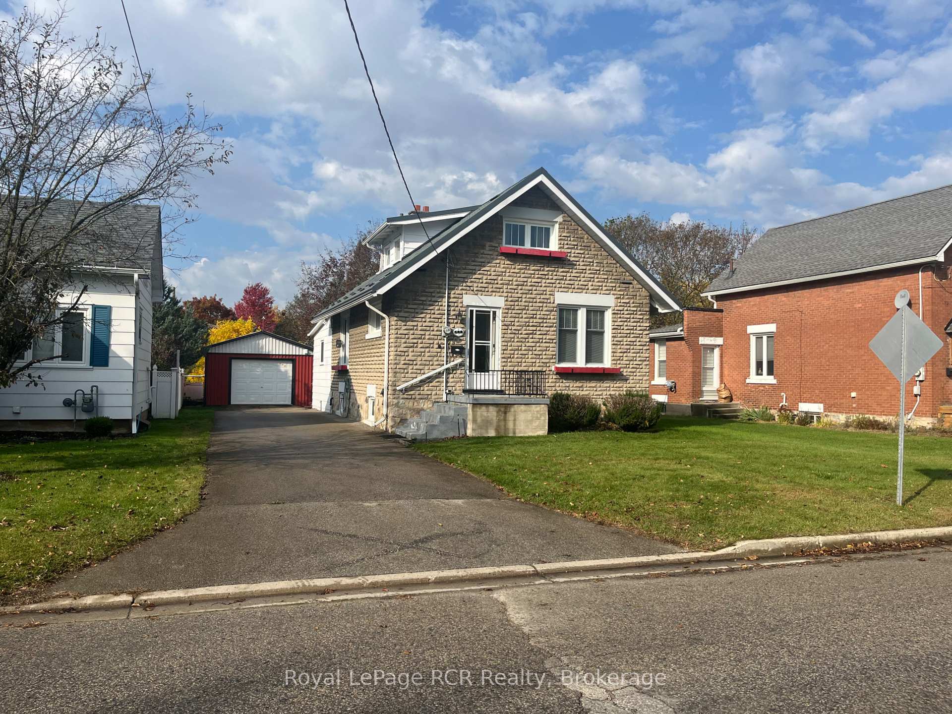 Photo of 582 12th Ave N