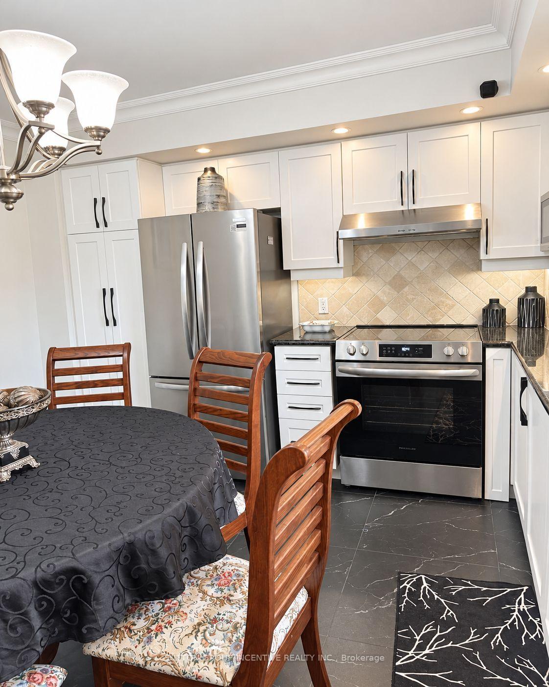 Photo 10 of Unit 314, 2504 Rutherford Road, Vaughan, Maple — HOMEH