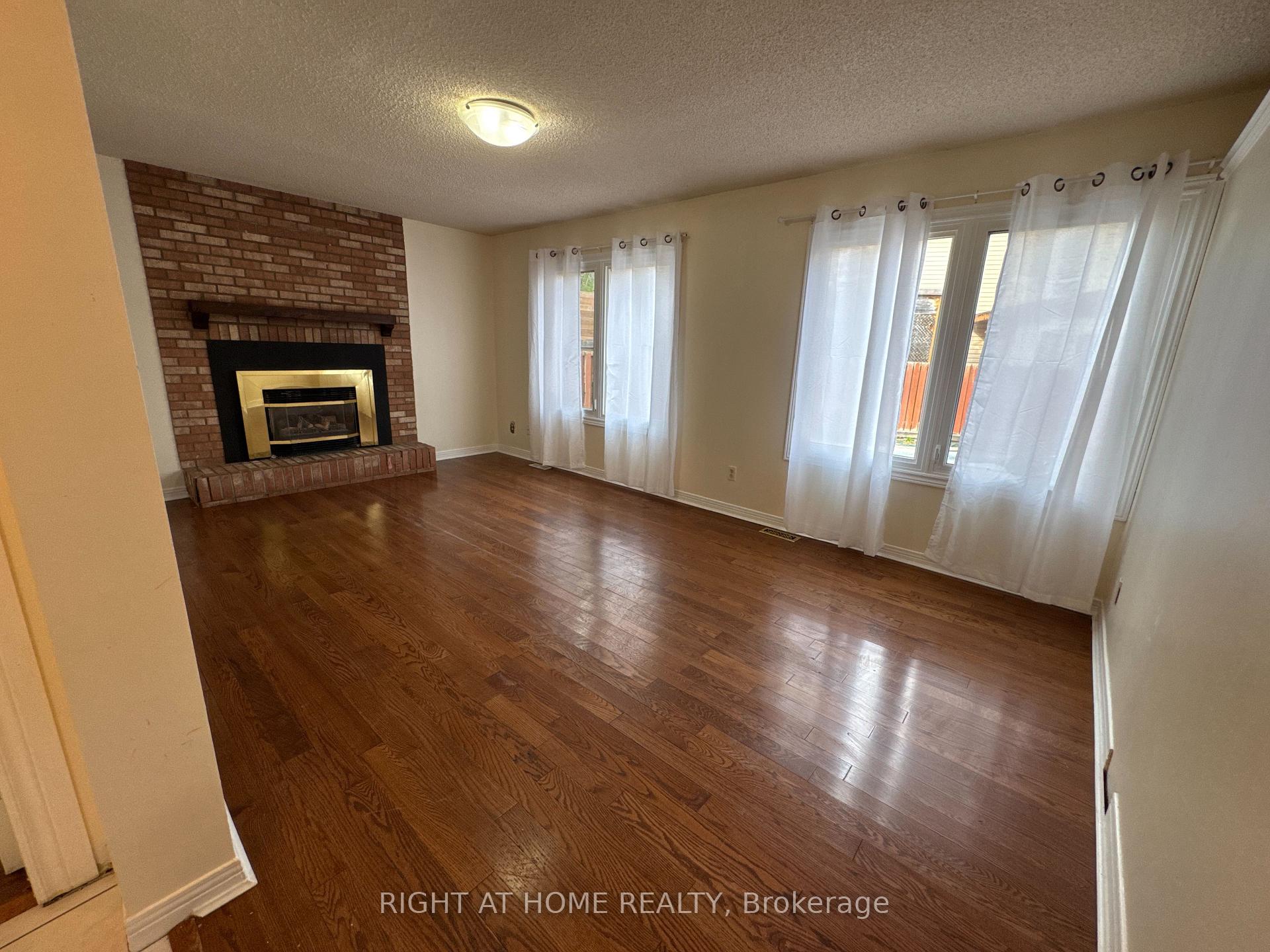 Photo 3 of 114 Browning Trail, Barrie, Letitia Heights — HOMEH