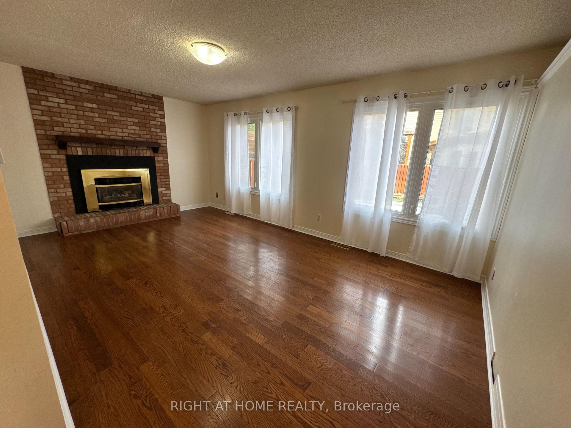 Photo 4 of 114 Browning Trail, Barrie, Letitia Heights — HOMEH