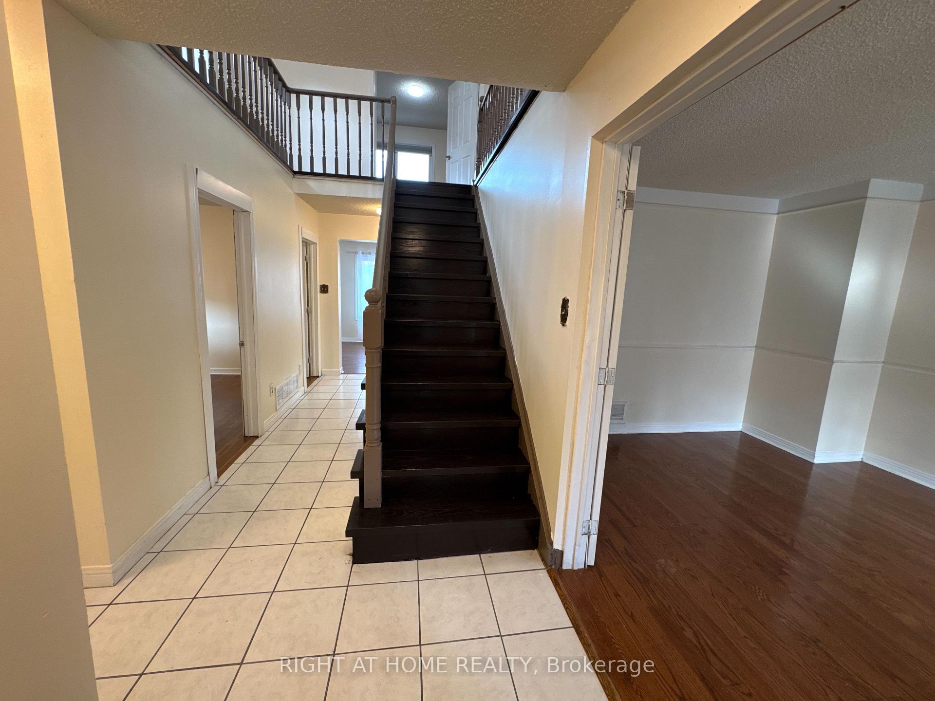 Photo 6 of 114 Browning Trail, Barrie, Letitia Heights — HOMEH
