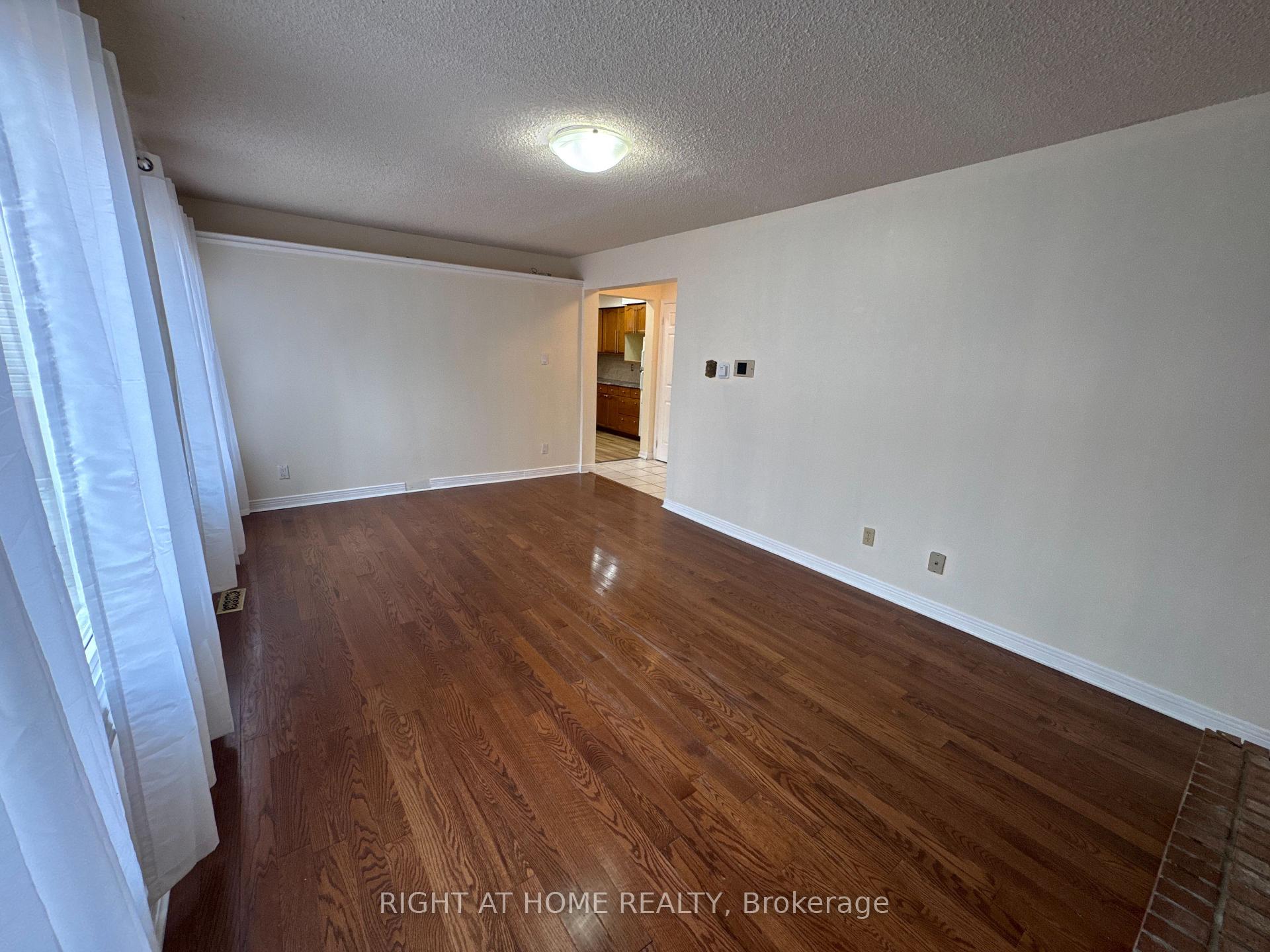Photo 5 of 114 Browning Trail, Barrie, Letitia Heights — HOMEH