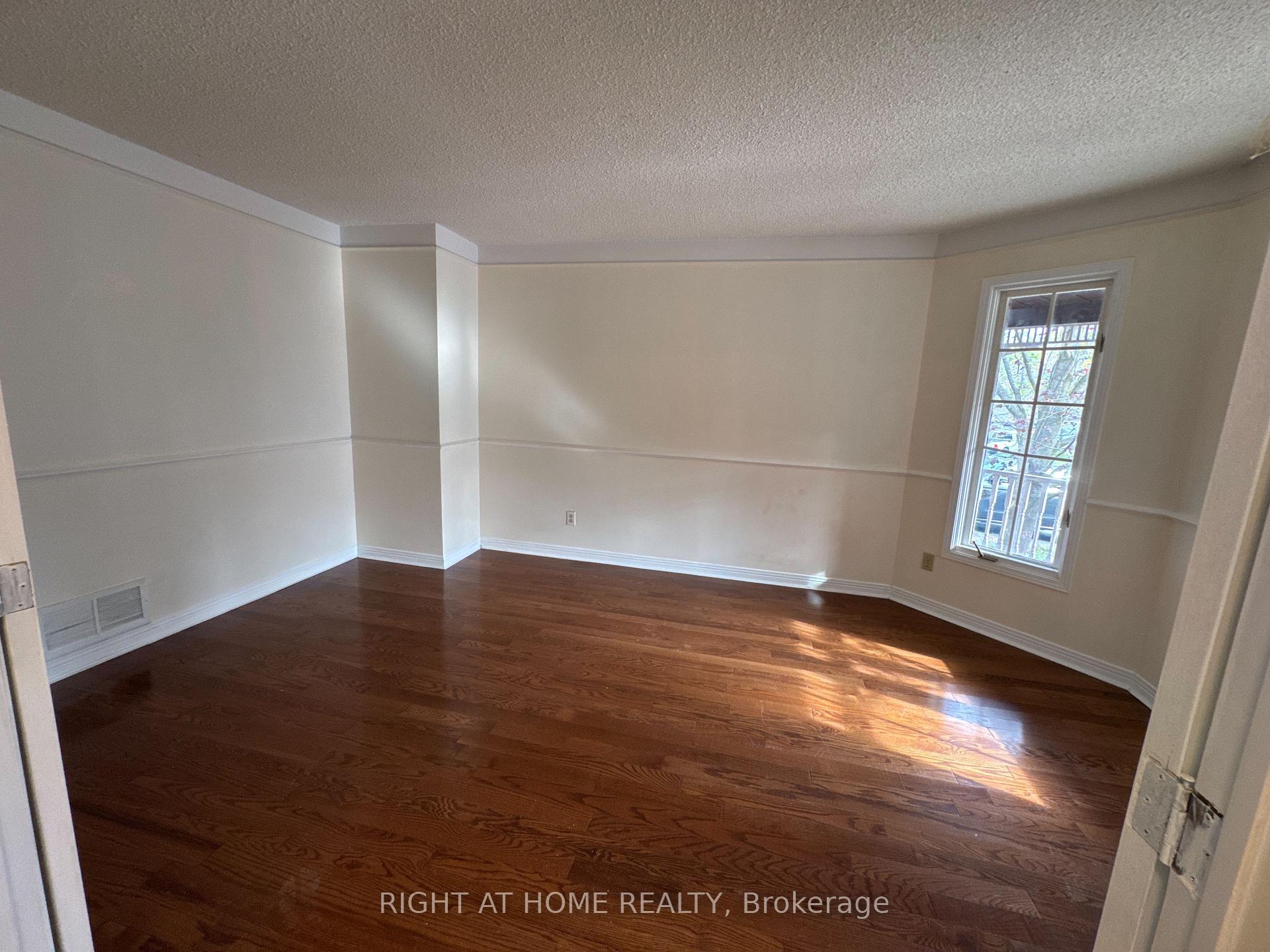 Photo 7 of 114 Browning Trail, Barrie, Letitia Heights — HOMEH