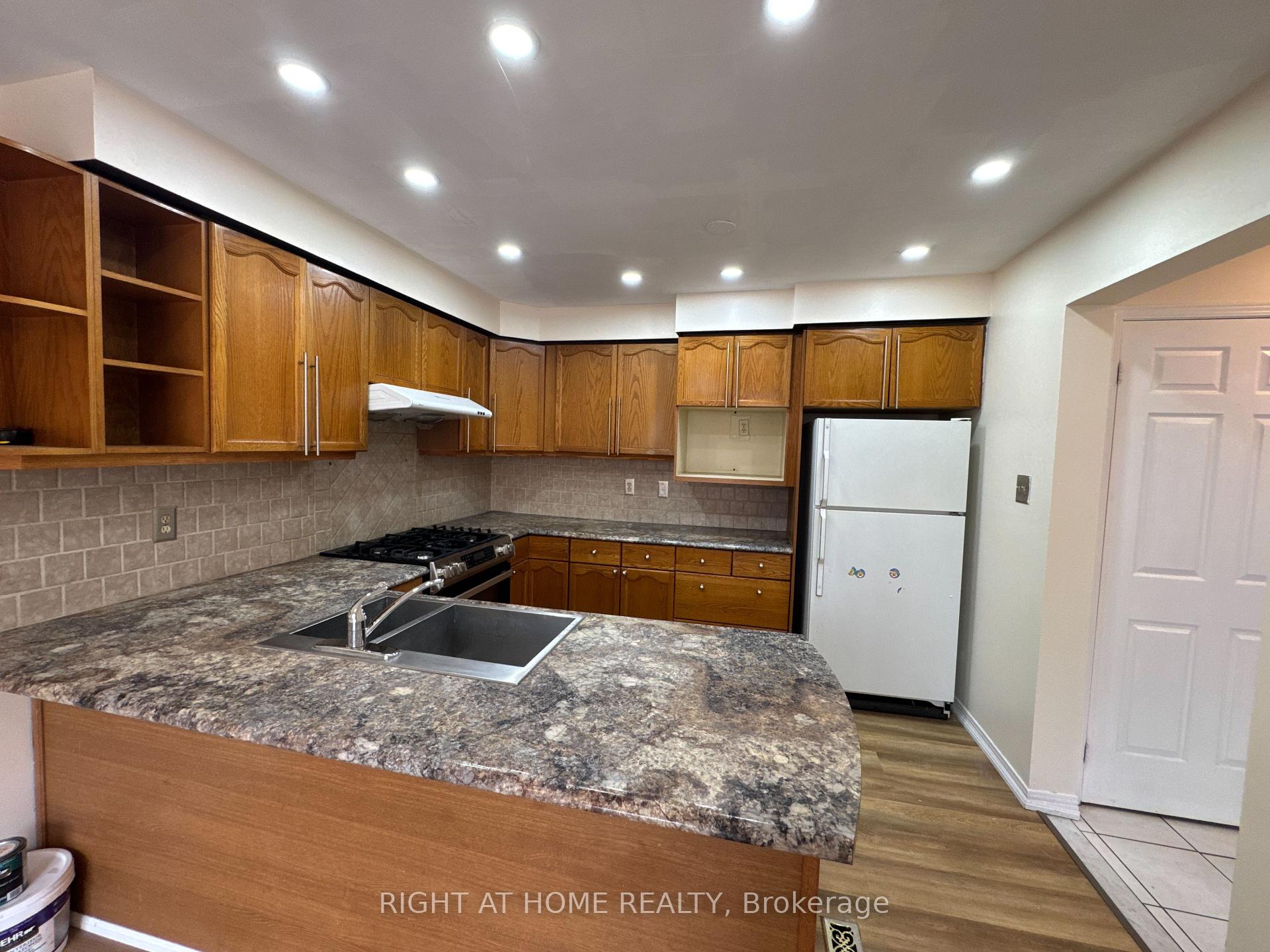 Photo 8 of 114 Browning Trail, Barrie, Letitia Heights — HOMEH