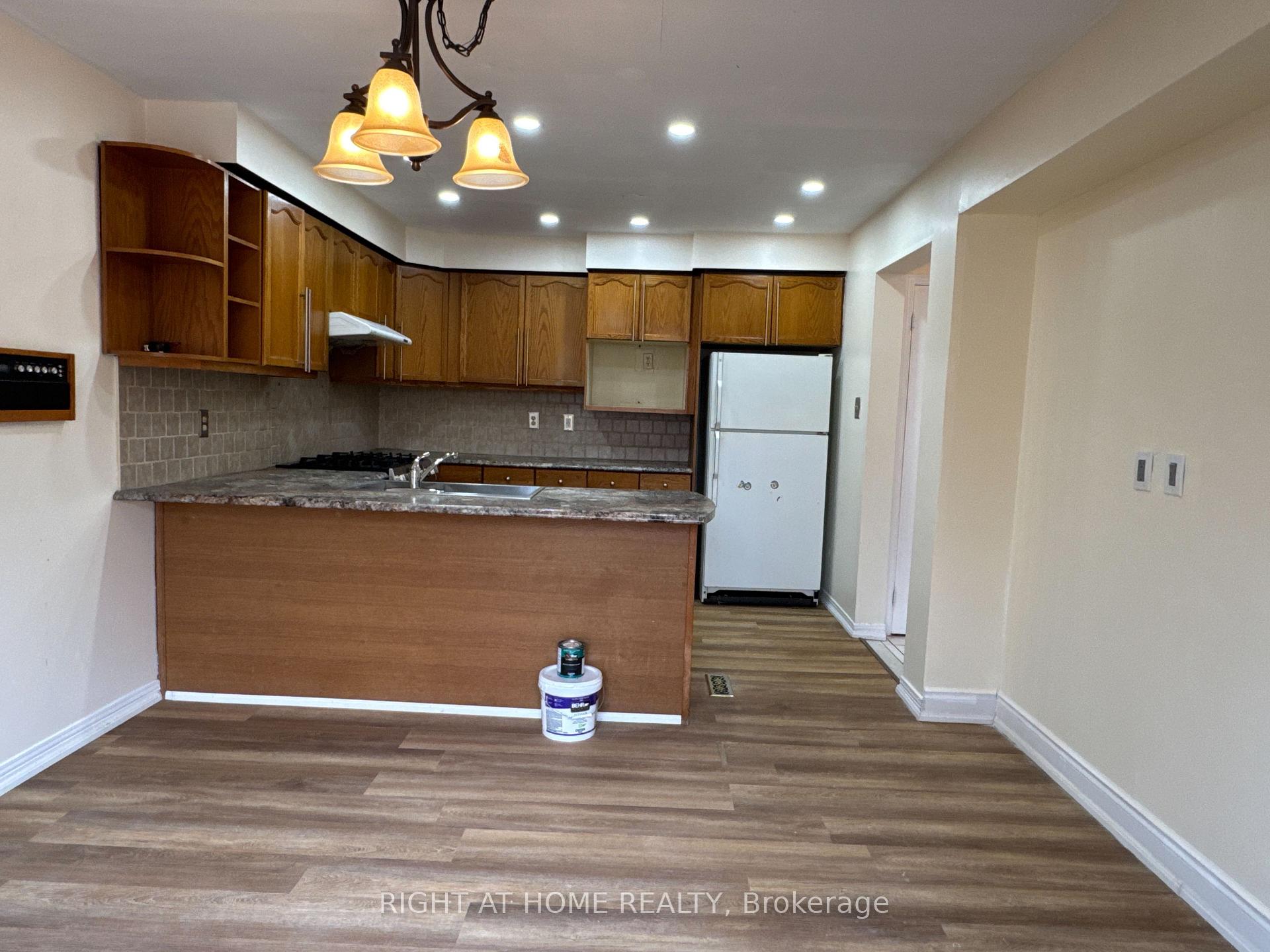 Photo 9 of 114 Browning Trail, Barrie, Letitia Heights — HOMEH