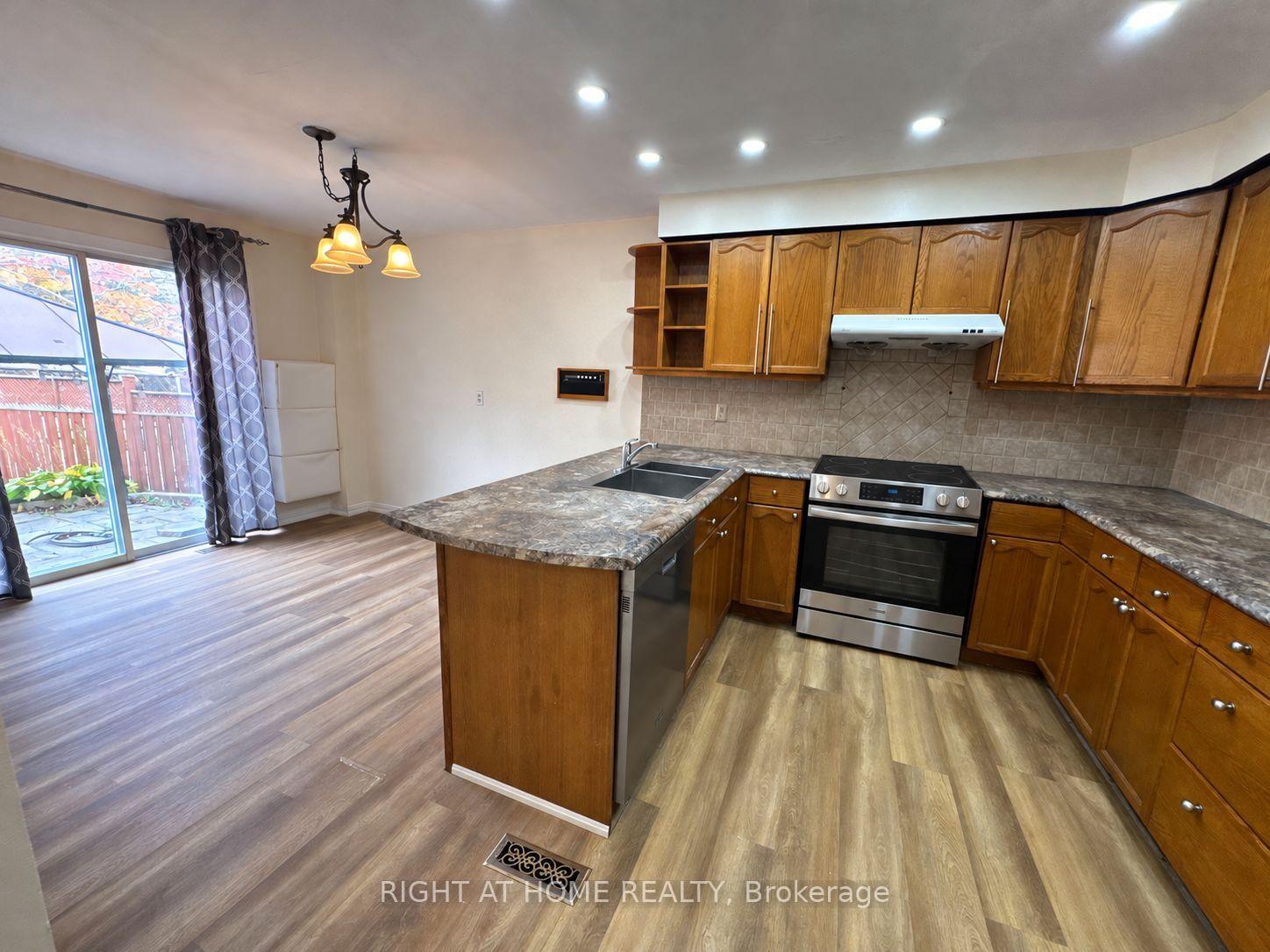 Photo 10 of 114 Browning Trail, Barrie, Letitia Heights — HOMEH