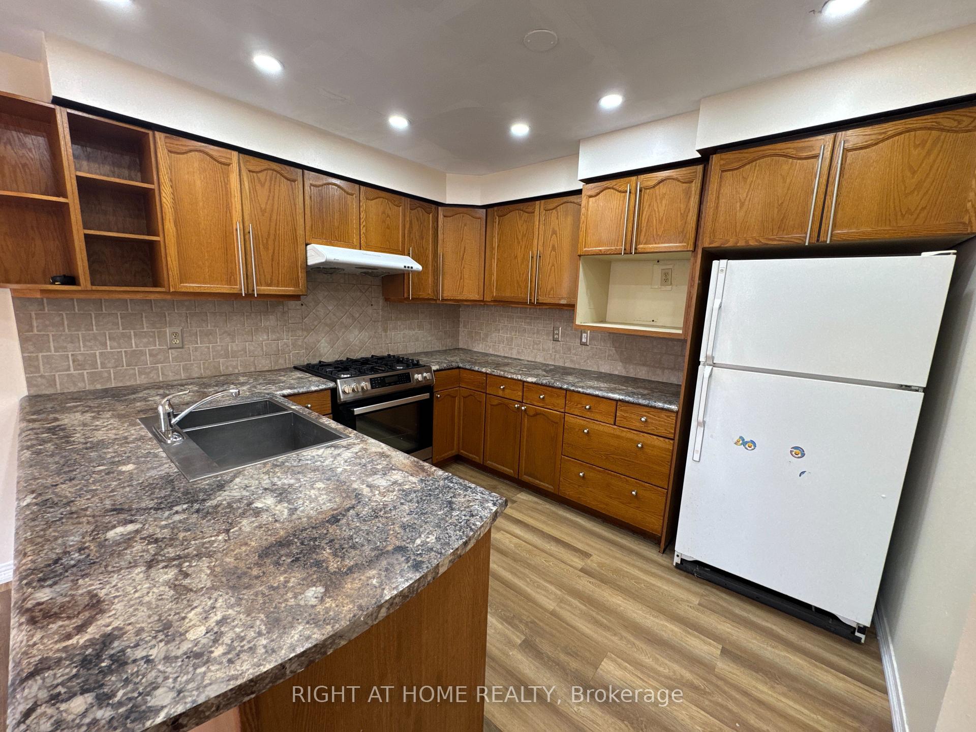 Photo 11 of 114 Browning Trail, Barrie, Letitia Heights — HOMEH