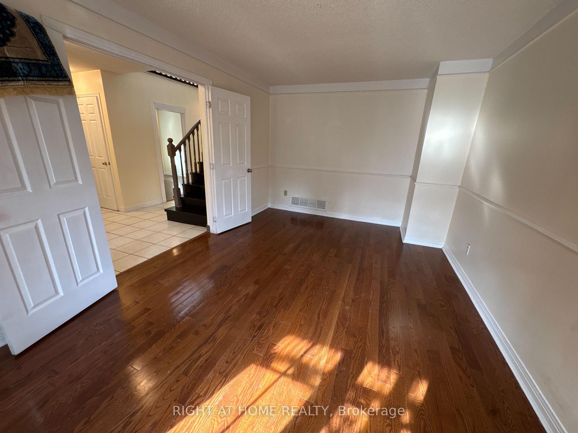Photo 14 of 114 Browning Trail, Barrie, Letitia Heights — HOMEH