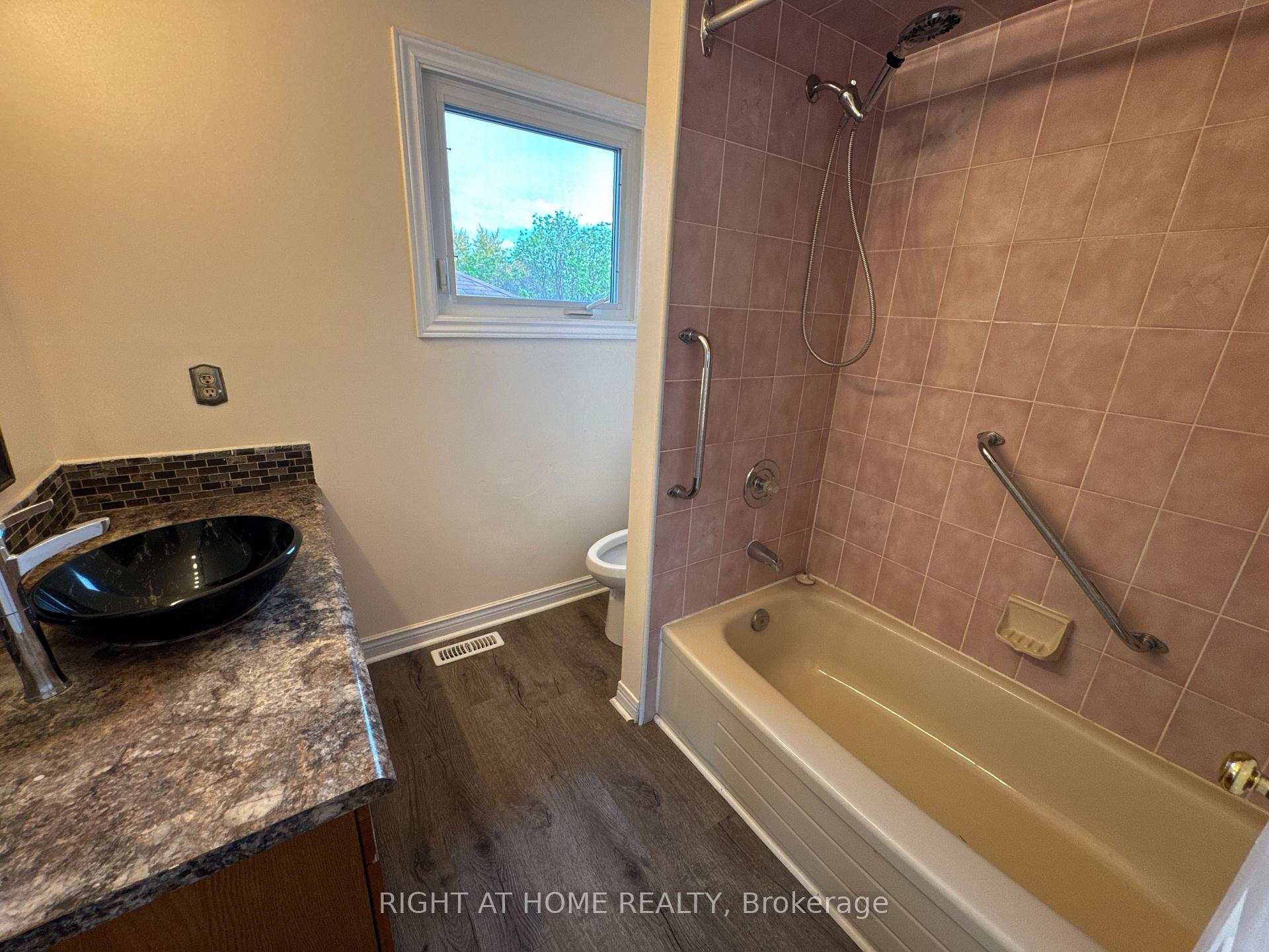Photo 15 of 114 Browning Trail, Barrie, Letitia Heights — HOMEH