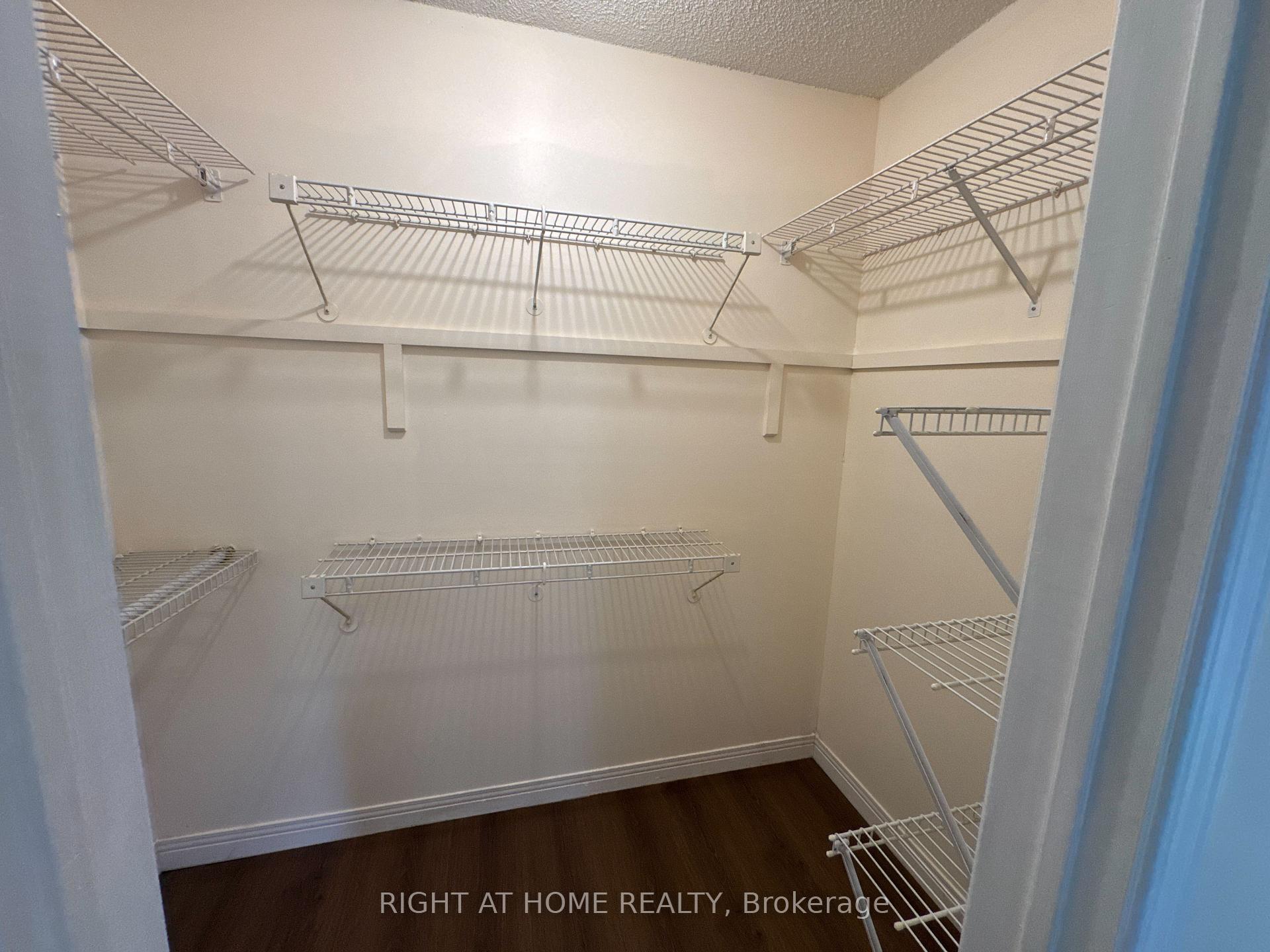 Photo 16 of 114 Browning Trail, Barrie, Letitia Heights — HOMEH