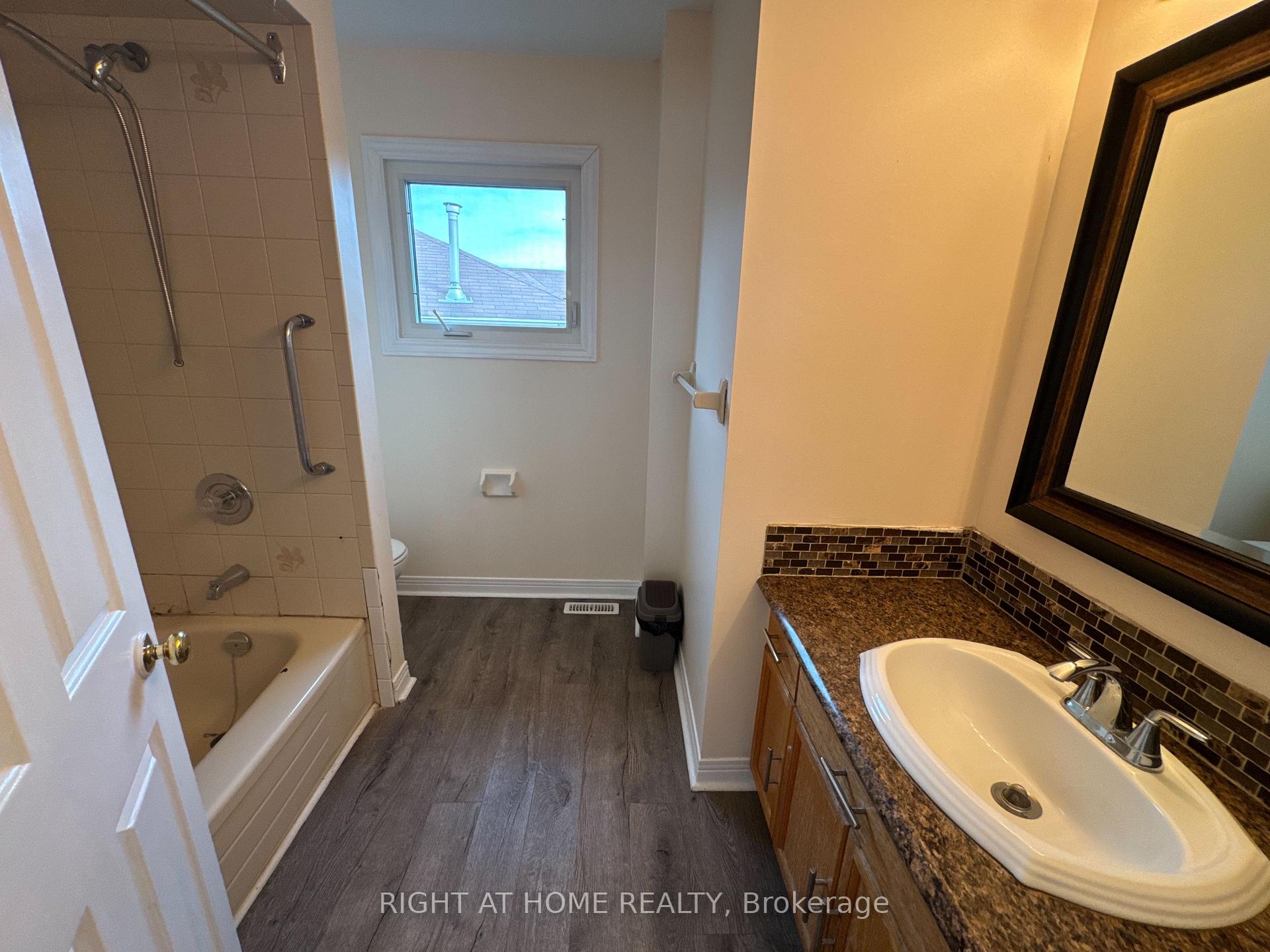 Photo 19 of 114 Browning Trail, Barrie, Letitia Heights — HOMEH