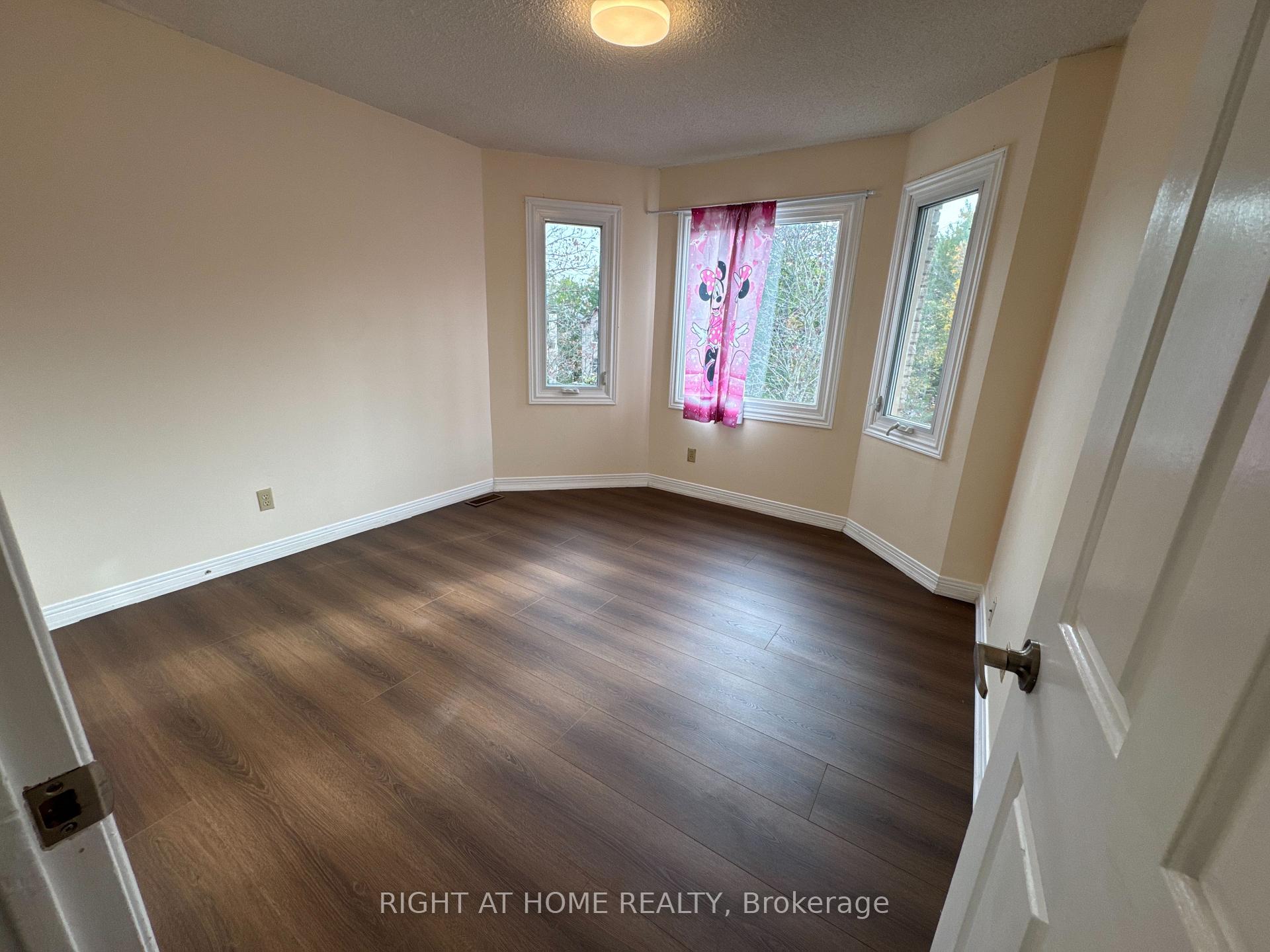 Photo 20 of 114 Browning Trail, Barrie, Letitia Heights — HOMEH