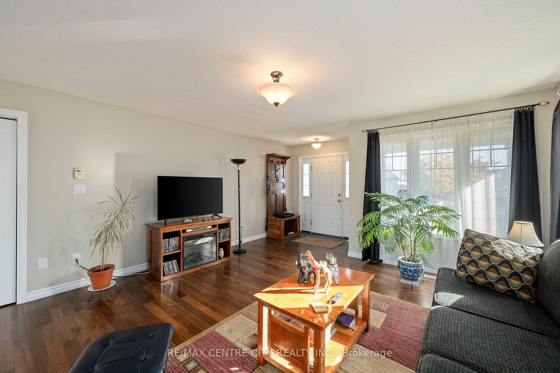 Photo 8 of 52 Pine Valley Drive, St. Thomas — HOMEH