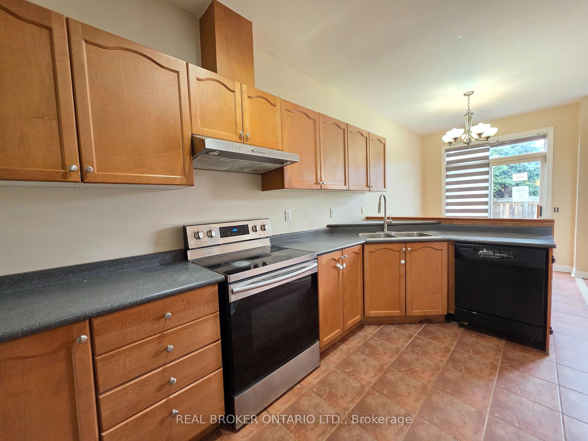 Photo 6 of 922 Ledbury Crescent, Mississauga, East Credit — HOMEH