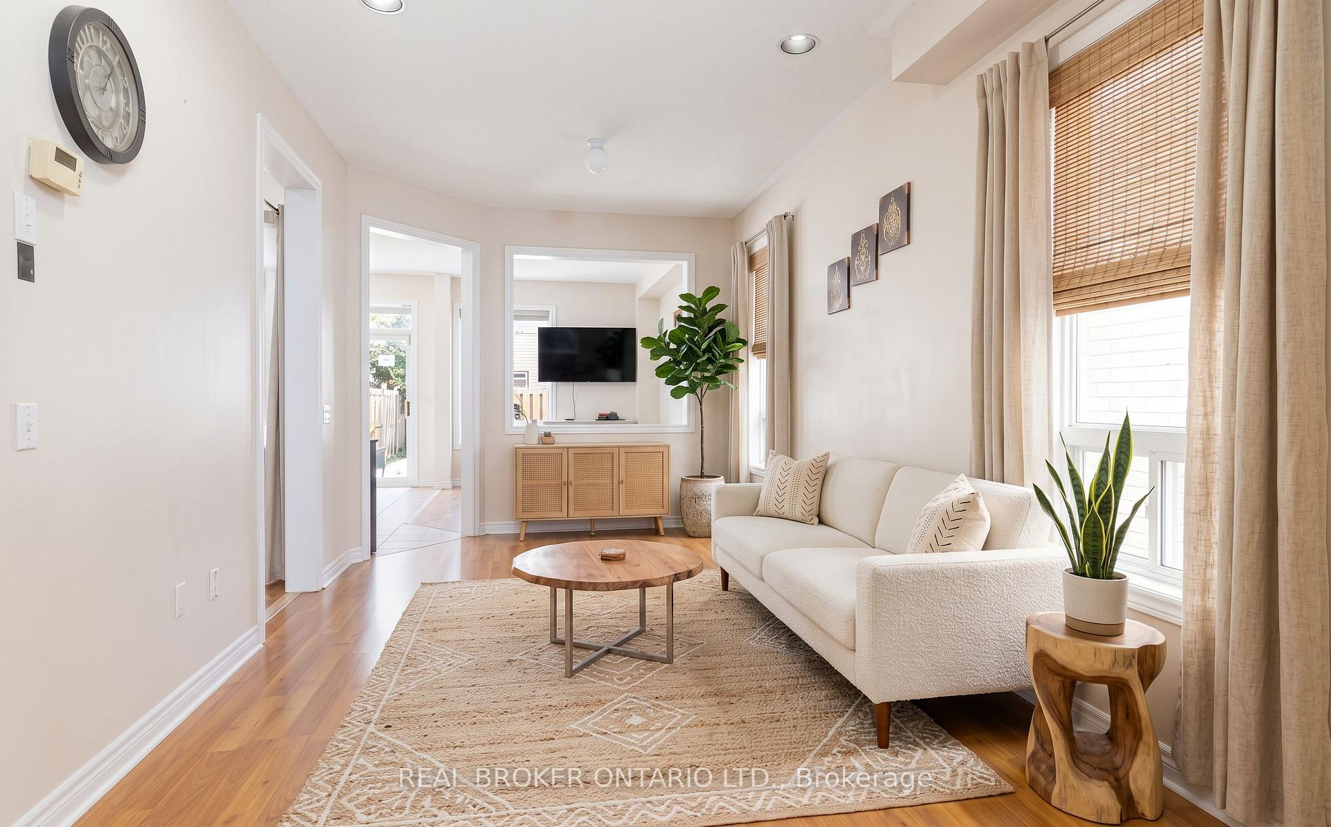 Photo 2 of 922 Ledbury Crescent, Mississauga, East Credit — HOMEH