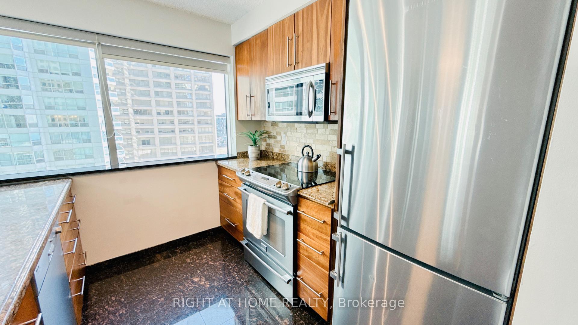 Photo 6 of Unit 1012, 10 Queens Quay W, Toronto, Waterfront Communities — HOMEH