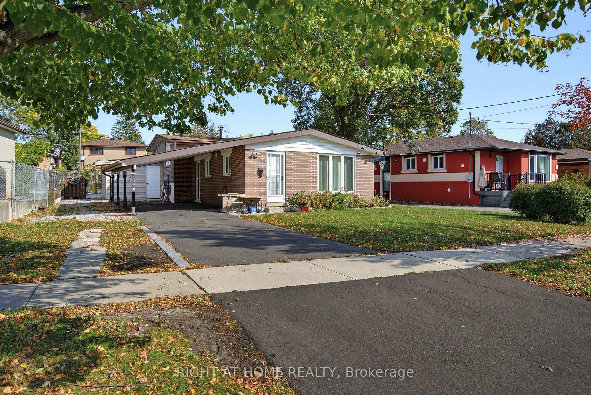 Photo 3 of 75 Bloomington Crescent, North York, Black Creek — HOMEH