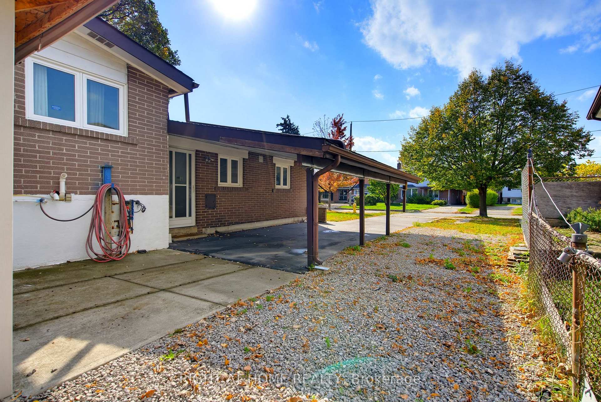 Photo 4 of 75 Bloomington Crescent, North York, Black Creek — HOMEH