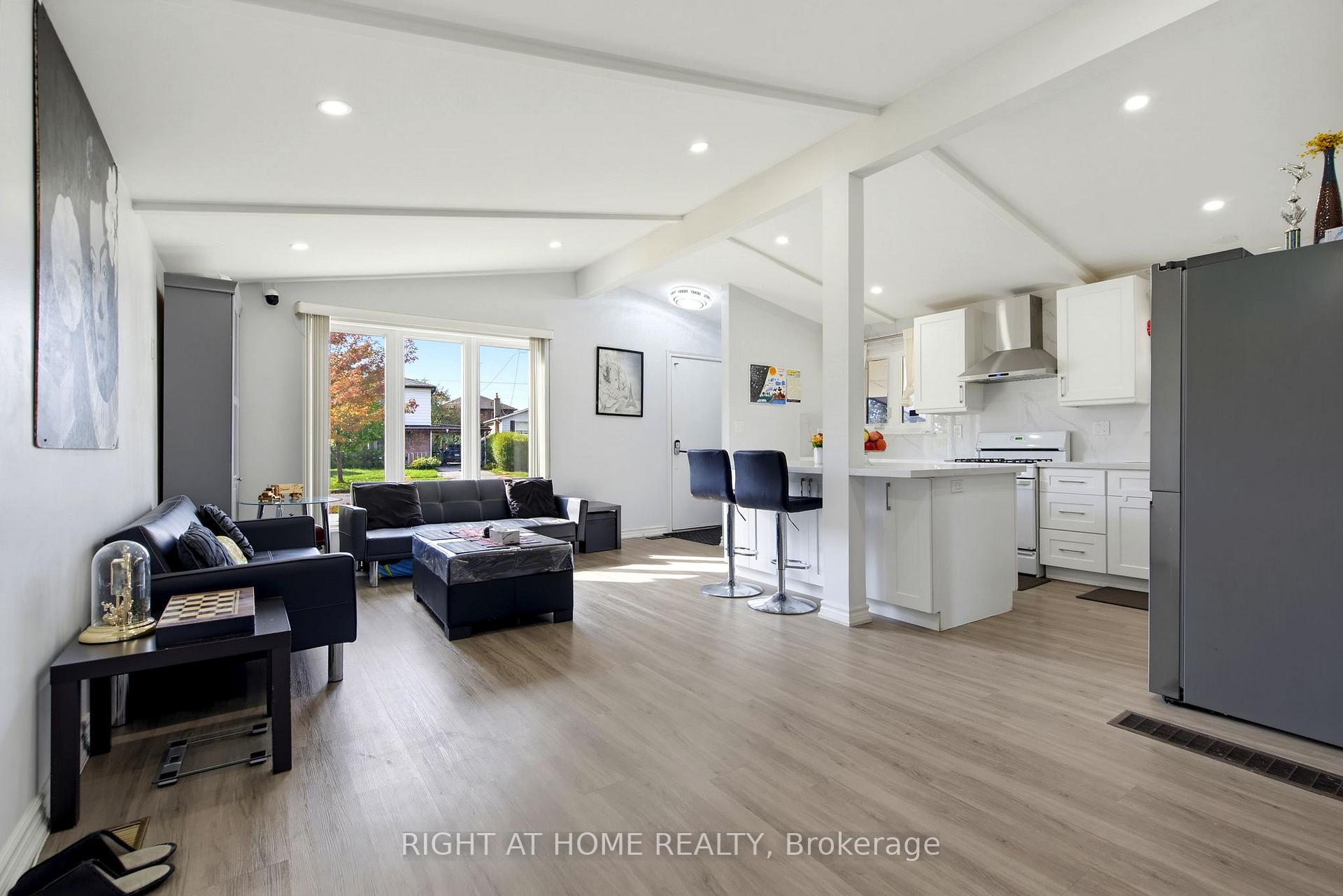 Photo 7 of 75 Bloomington Crescent, North York, Black Creek — HOMEH