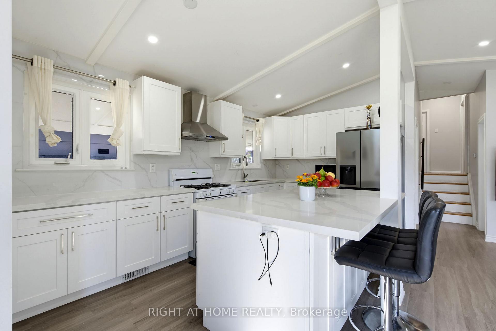 Photo 9 of 75 Bloomington Crescent, North York, Black Creek — HOMEH