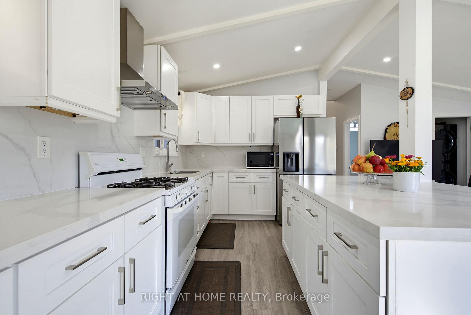 Photo 11 of 75 Bloomington Crescent, North York, Black Creek — HOMEH