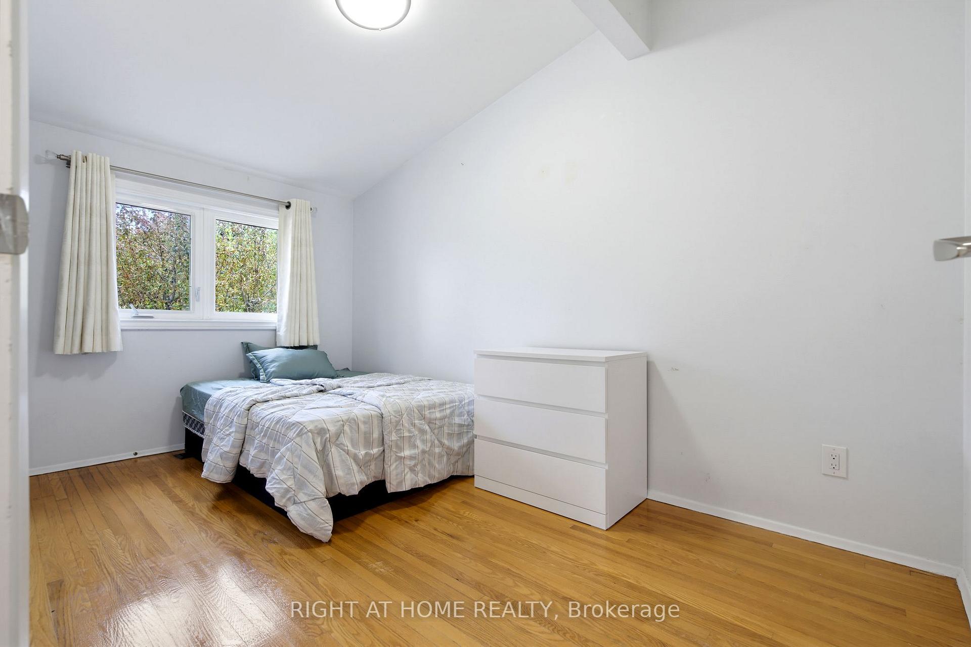 Photo 15 of 75 Bloomington Crescent, North York, Black Creek — HOMEH