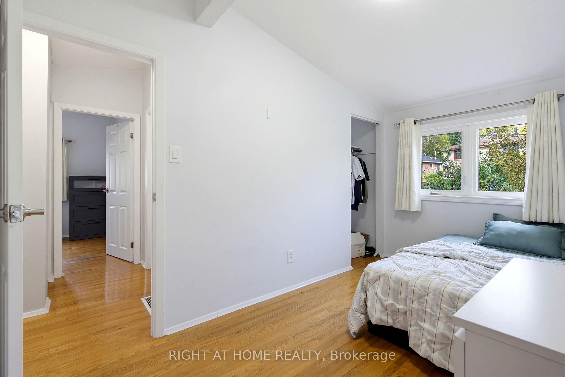 Photo 16 of 75 Bloomington Crescent, North York, Black Creek — HOMEH