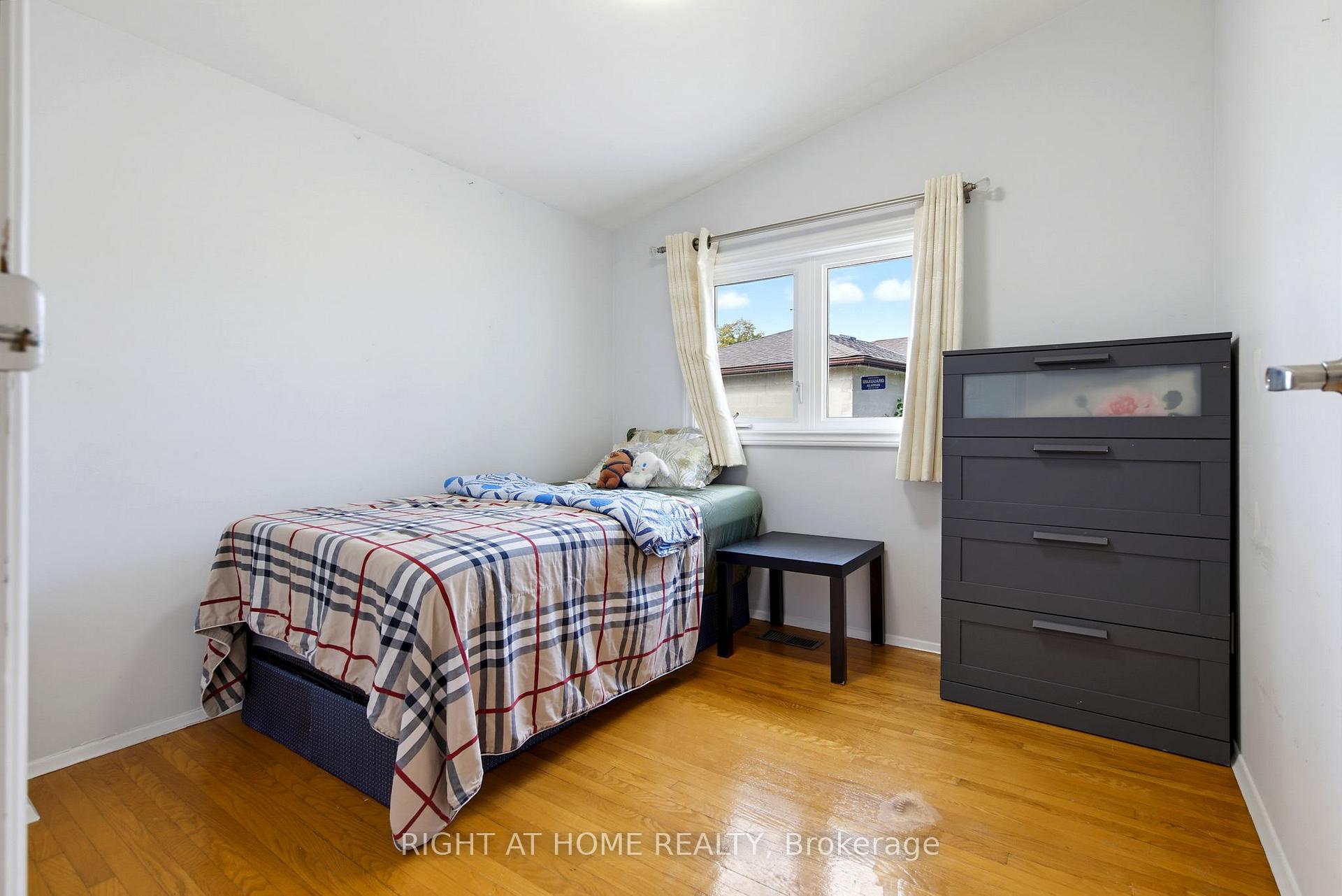 Photo 17 of 75 Bloomington Crescent, North York, Black Creek — HOMEH