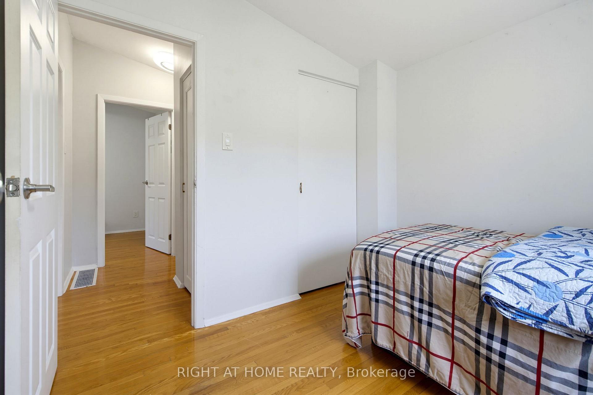 Photo 18 of 75 Bloomington Crescent, North York, Black Creek — HOMEH