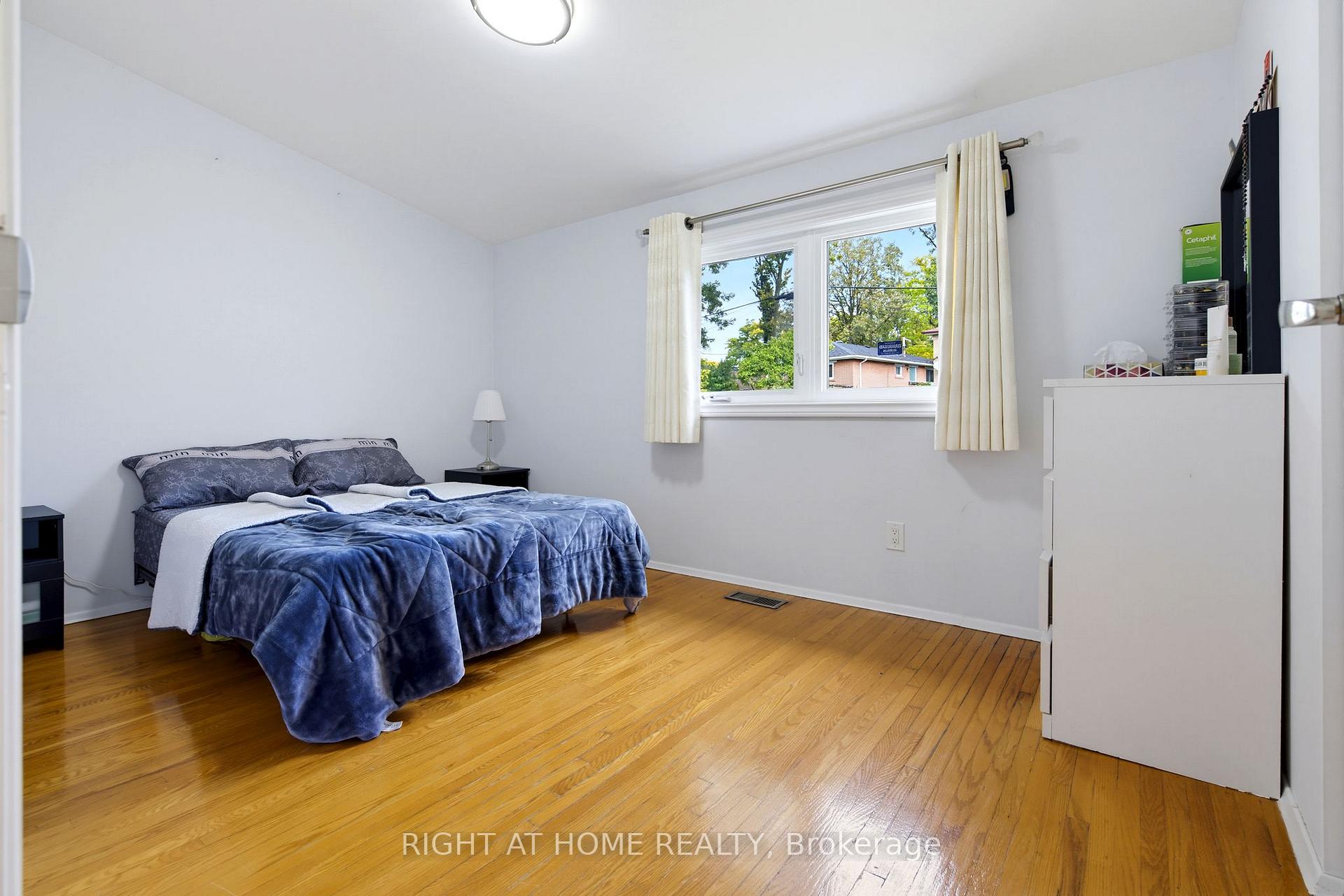 Photo 19 of 75 Bloomington Crescent, North York, Black Creek — HOMEH