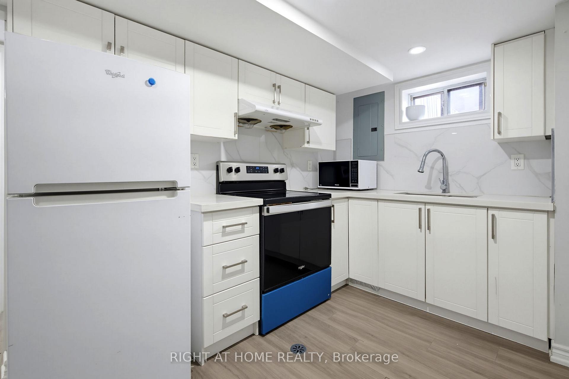 Photo 23 of 75 Bloomington Crescent, North York, Black Creek — HOMEH
