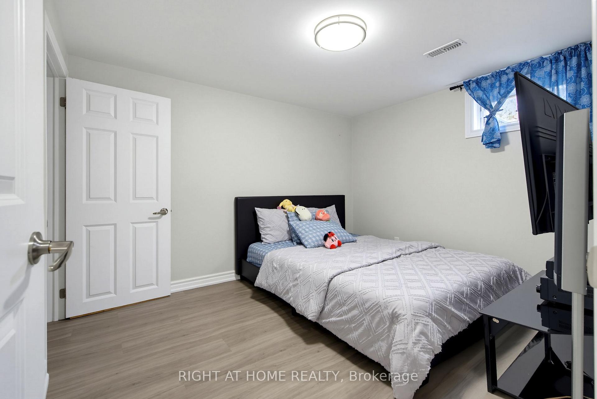 Photo 25 of 75 Bloomington Crescent, North York, Black Creek — HOMEH